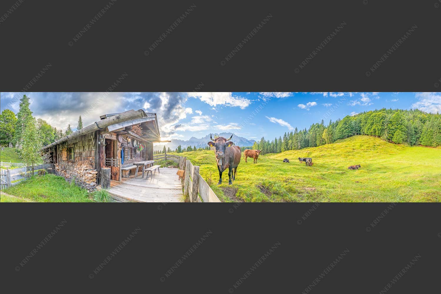 Malerische Almhütte bei Mittenwald mit Karwendel - Almbiente 4:1  -- Mittenwald Alm Buckelwiesen Karwendel - mehr Infos bei www.Kriner-Weiermann.de