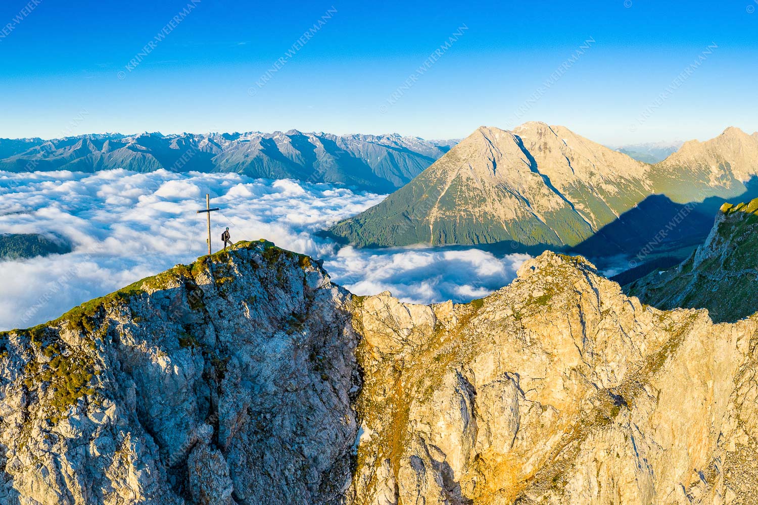 Blick von der Gehrenspitze über Nebelmeer zur Hohen Munde - Den Nächsten schon im Blick_3zu2 - mehr Infos bei www.Kriner-Weiermann.de