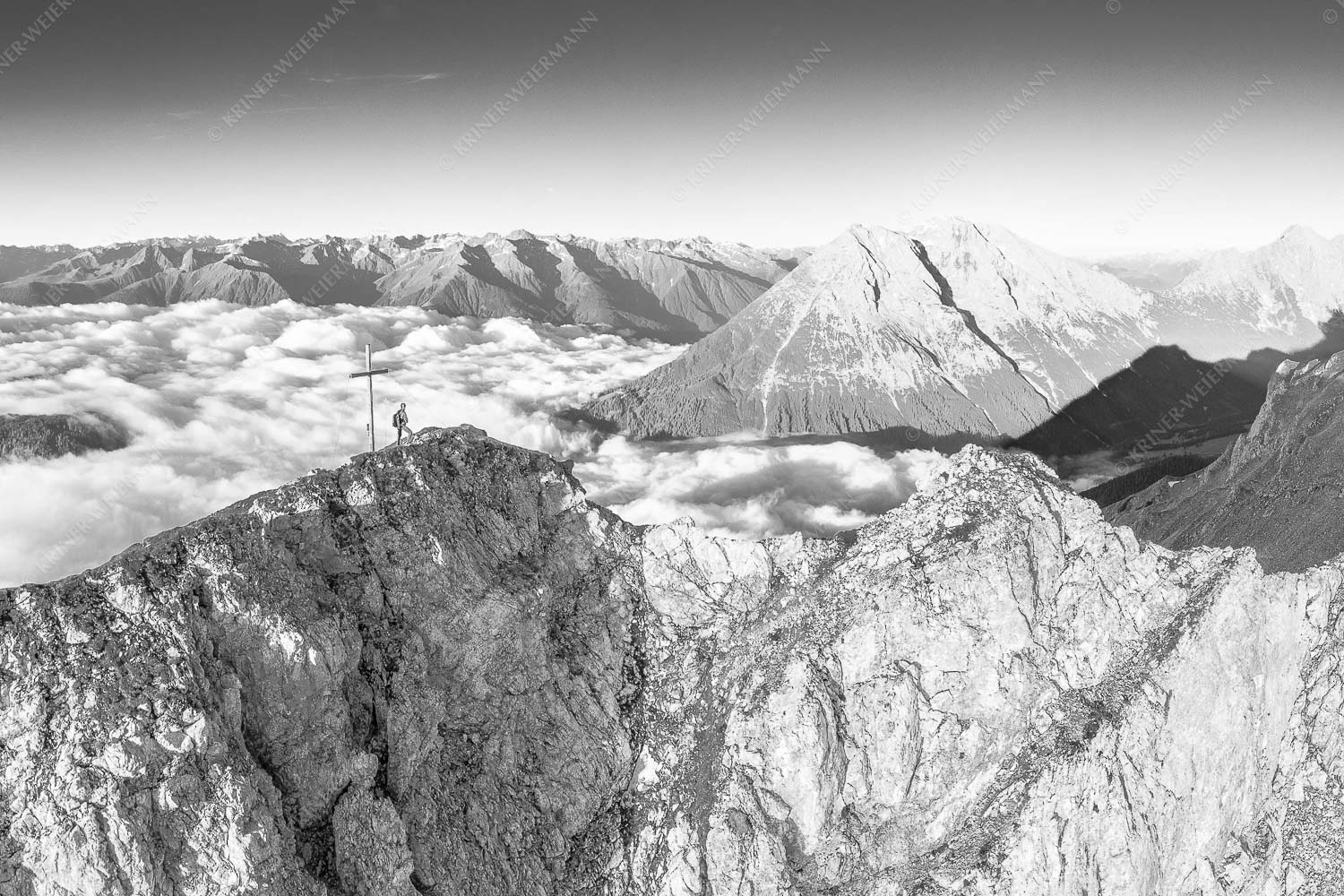 Blick von der Gehrenspitze über Nebelmeer zur Hohen Munde - Den Nächsten schon im Blick_3zu2_sw - mehr Infos bei www.Kriner-Weiermann.de