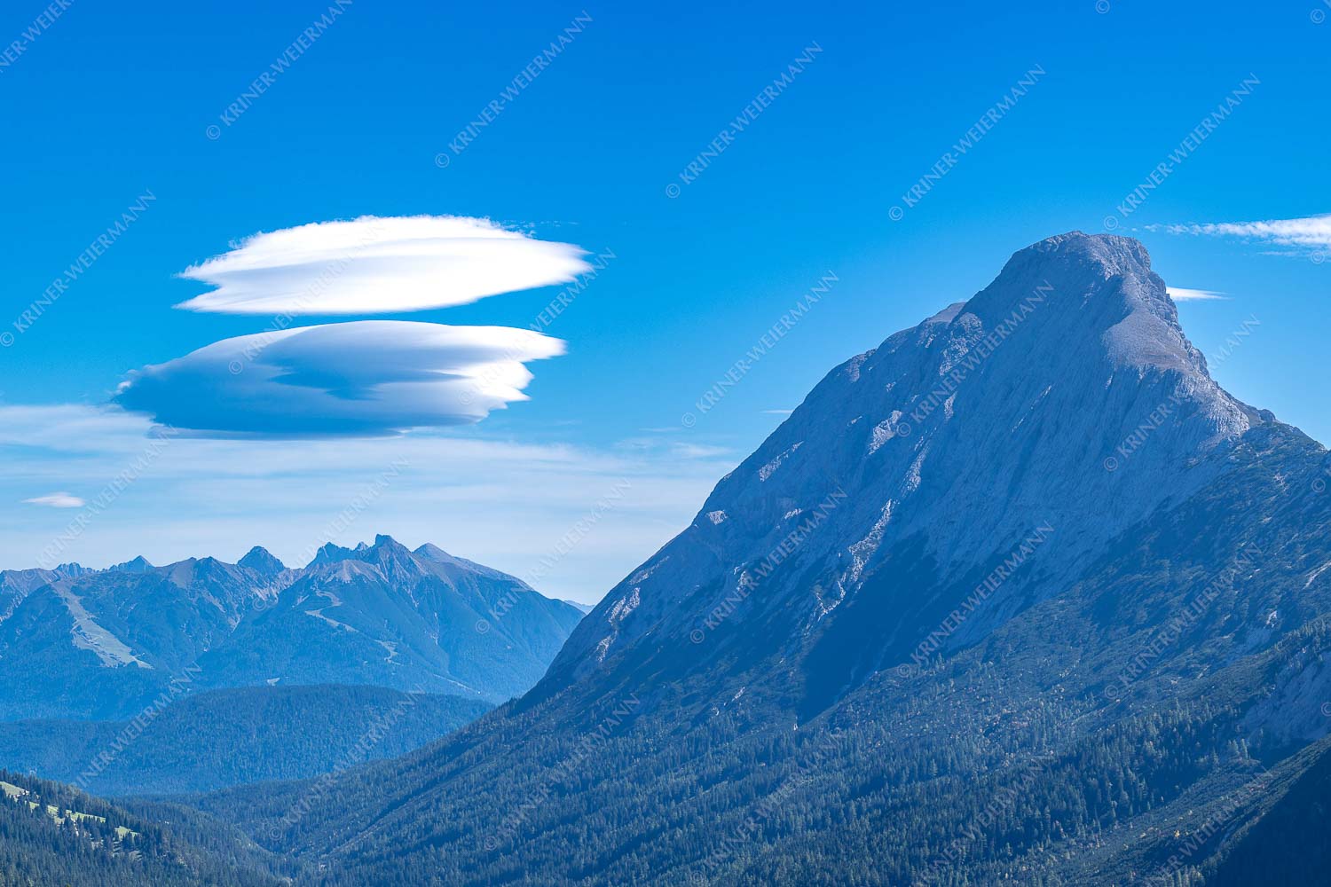 Blick durch das Gaistal zur Hohen Munde mit Karwendel im Hintergrund - Fönfische an der Munde_3zu2 - mehr Infos bei www.Kriner-Weiermann.de