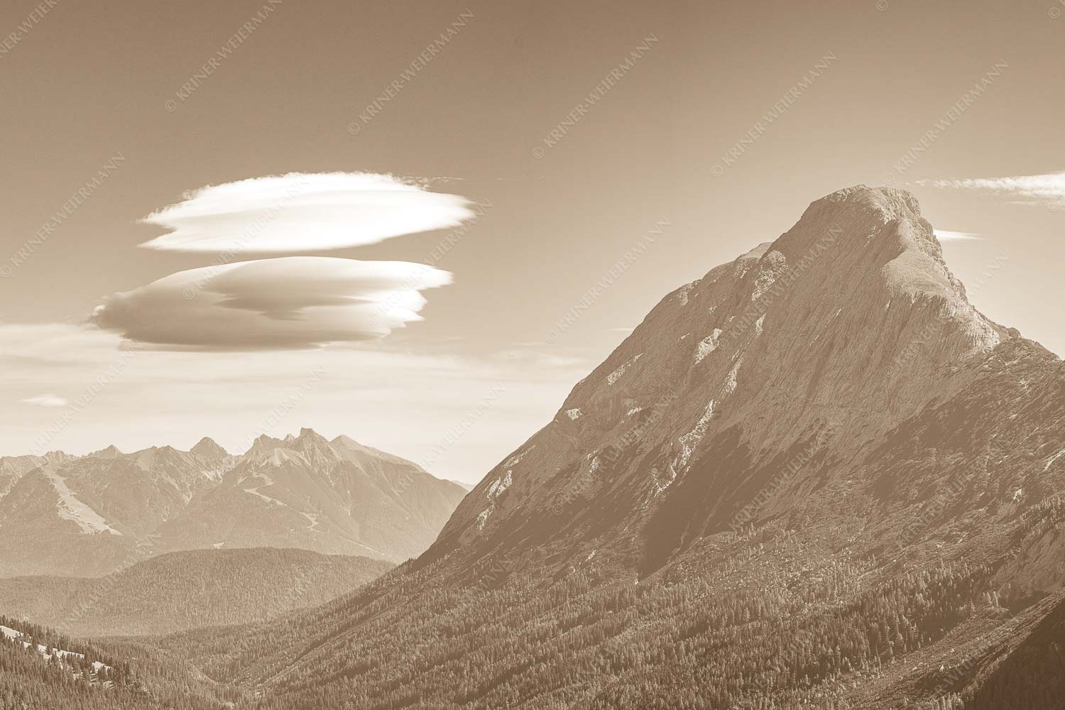 Blick durch das Gaistal zur Hohen Munde mit Karwendel im Hintergrund - Fönfische an der Munde_3zu2_sepia - mehr Infos bei www.Kriner-Weiermann.de