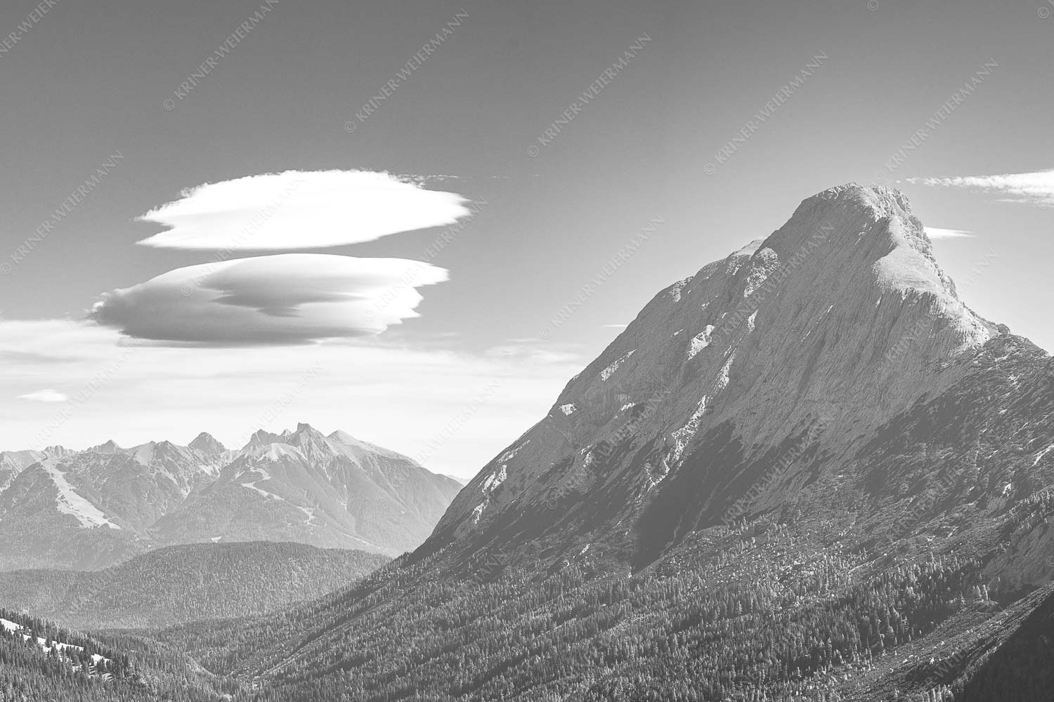 Blick durch das Gaistal zur Hohen Munde mit Karwendel im Hintergrund - Fönfische an der Munde_3zu2_sw - mehr Infos bei www.Kriner-Weiermann.de