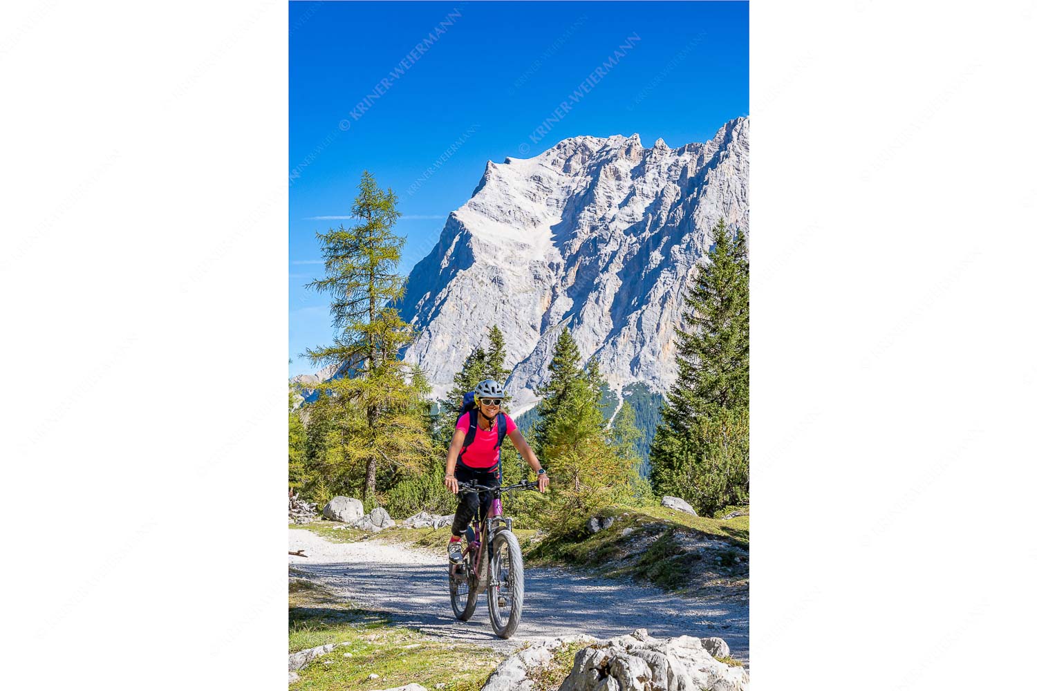 Mountainbikerin auf dem Weg zum Seebensee - Radfahren zum Seebensee_2zu3 - mehr Infos bei www.Kriner-Weiermann.de