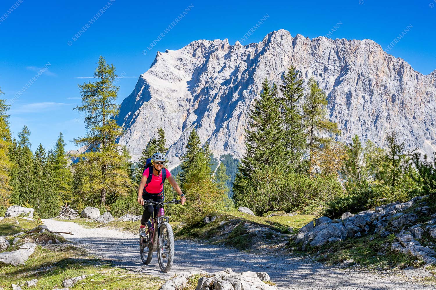 Mountainbikerin auf dem Weg zum Seebensee - Radfahren zum Seebensee_3zu2 - mehr Infos bei www.Kriner-Weiermann.de