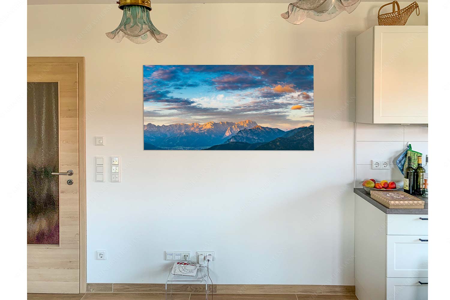 Blick über Garmisch-Partenkirchen und Kramer zum Zugspitzmassiv - Küche Riegsee Der Himmel tut sich auf-Garmisch-Partenkirchen mit Wetterstein 2:1 - mehr Infos bei www.Kriner-Weiermann.de