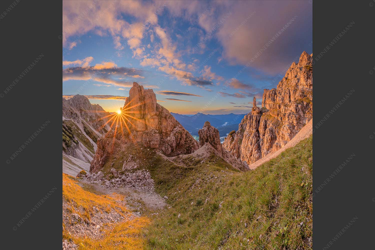 Letzte Sonnenstrahlen im Bereich der Schöttlkarspitze - Leuchttürme 1:1  -- Sonnenuntergang im Soierngebirge - mehr Infos bei www.Kriner-Weiermann.de
