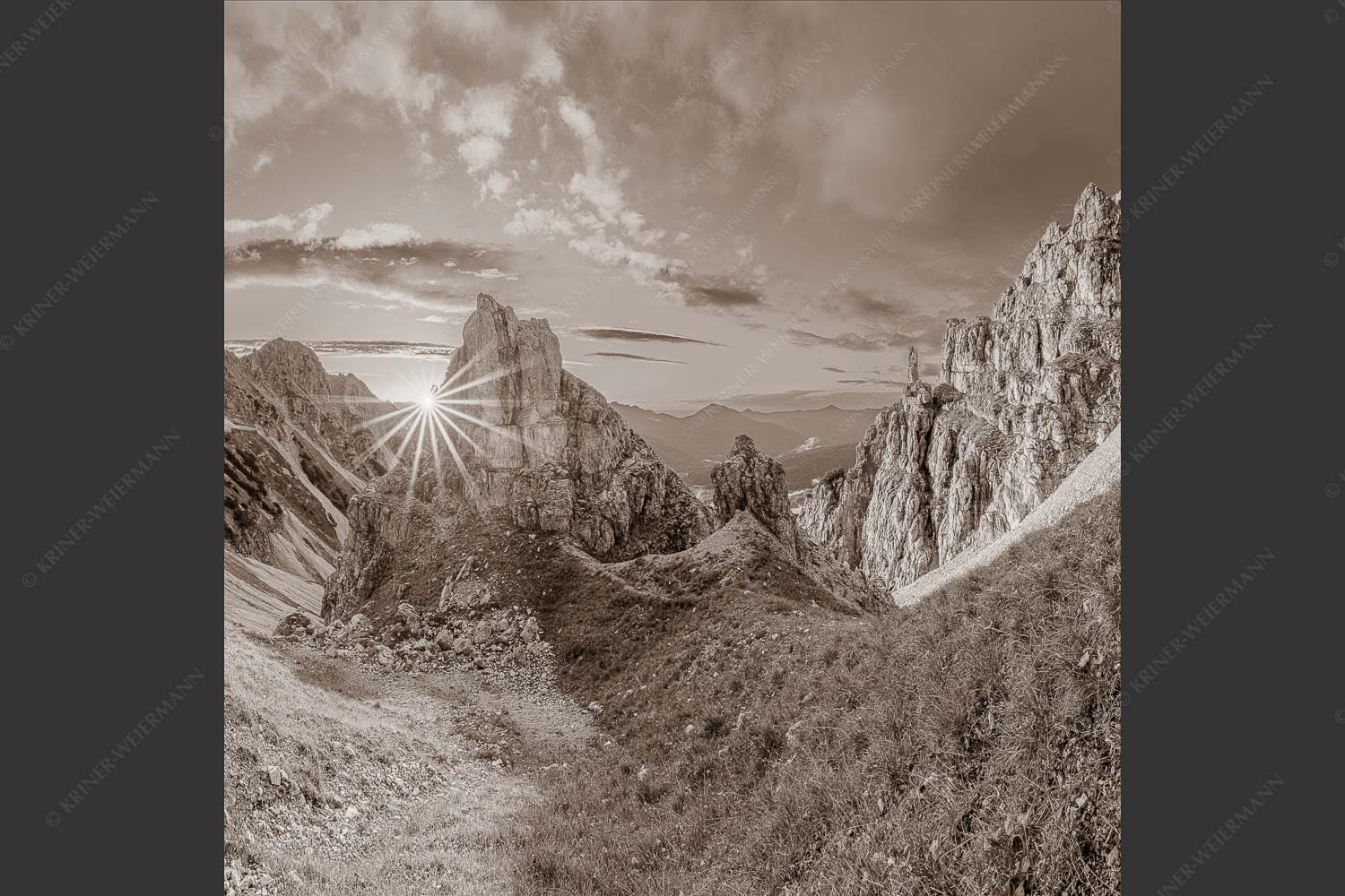 Letzte Sonnenstrahlen im Bereich der Schöttlkarspitze - Leuchttürme 1:1 sepia -- Sonnenuntergang im Soierngebirge - mehr Infos bei www.Kriner-Weiermann.de