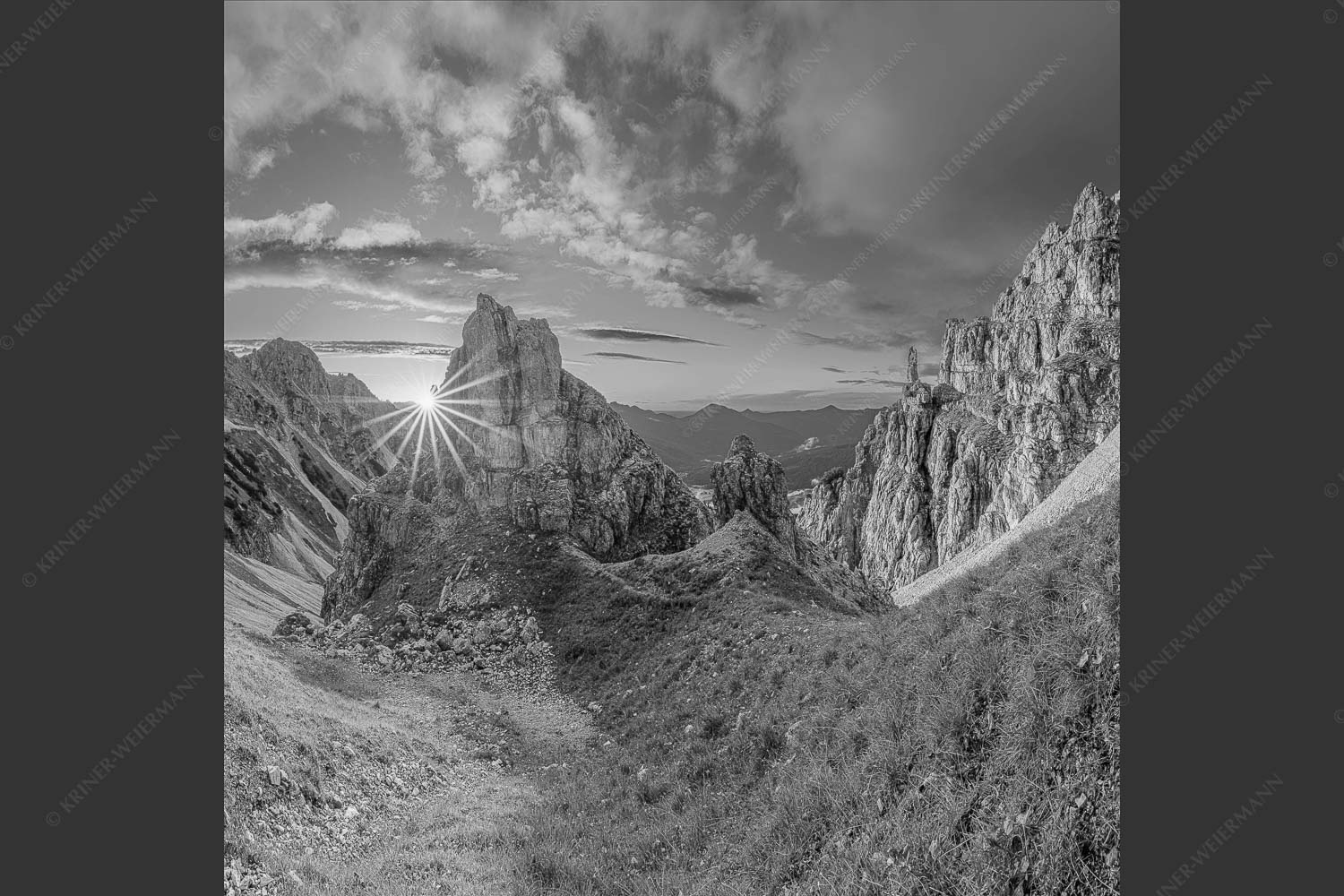 Letzte Sonnenstrahlen im Bereich der Schöttlkarspitze - Leuchttürme 1:1 sw -- Sonnenuntergang im Soierngebirge - mehr Infos bei www.Kriner-Weiermann.de