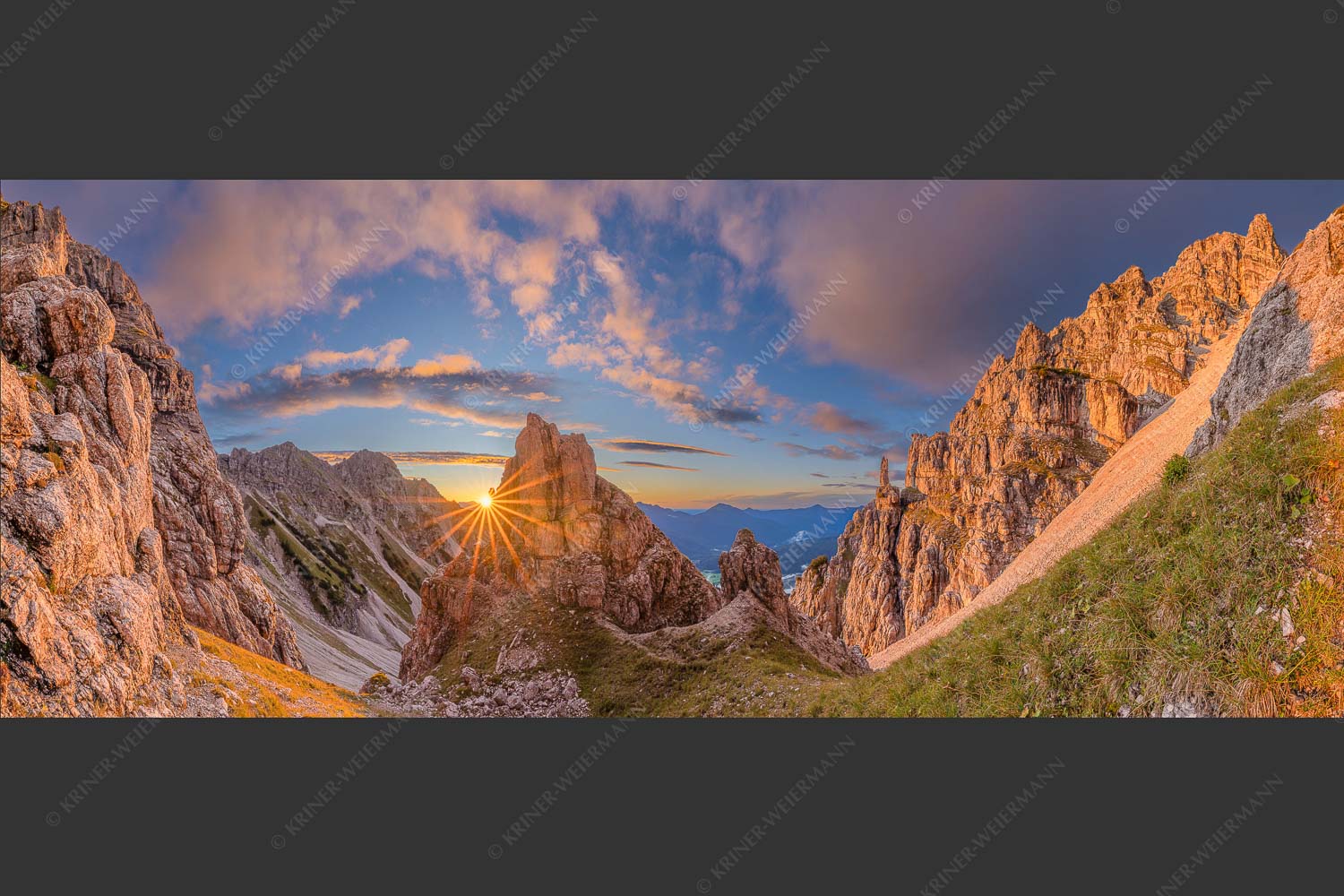 Letzte Sonnenstrahlen im Bereich der Schöttlkarspitze - Leuchttürme 2,5:1  -- Sonnenuntergang im Soierngebirge - mehr Infos bei www.Kriner-Weiermann.de