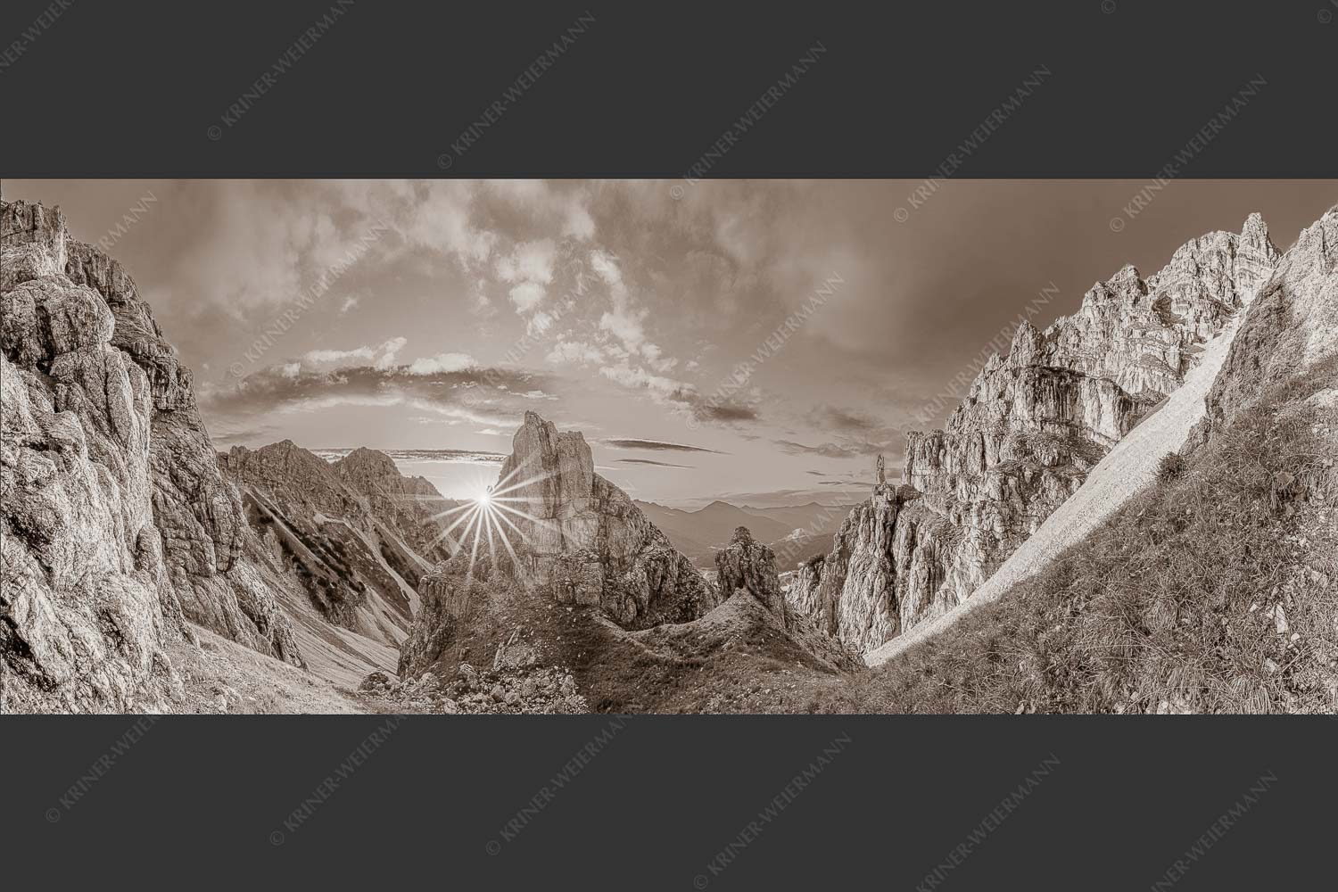 Letzte Sonnenstrahlen im Bereich der Schöttlkarspitze - Leuchttürme 2,5:1 sepia -- Sonnenuntergang im Soierngebirge - mehr Infos bei www.Kriner-Weiermann.de