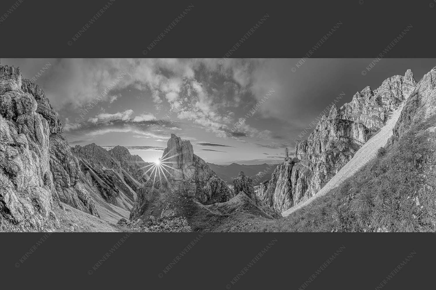 Letzte Sonnenstrahlen im Bereich der Schöttlkarspitze - Leuchttürme 2,5:1 sw -- Sonnenuntergang im Soierngebirge - mehr Infos bei www.Kriner-Weiermann.de