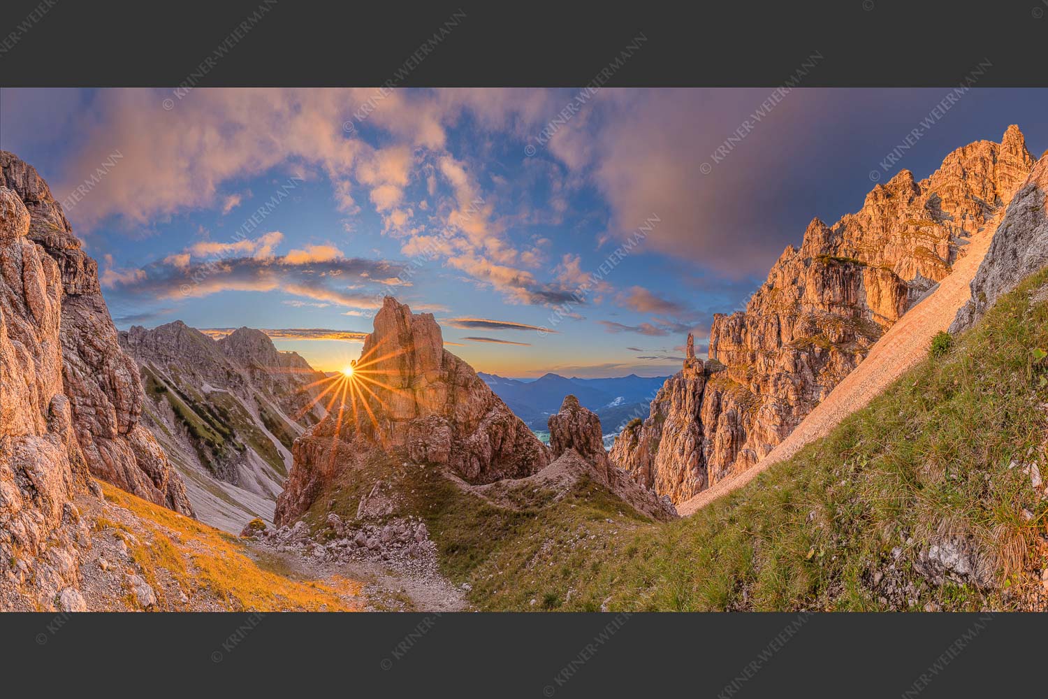 Letzte Sonnenstrahlen im Bereich der Schöttlkarspitze - Leuchttürme 2:1  -- Sonnenuntergang im Soierngebirge - mehr Infos bei www.Kriner-Weiermann.de