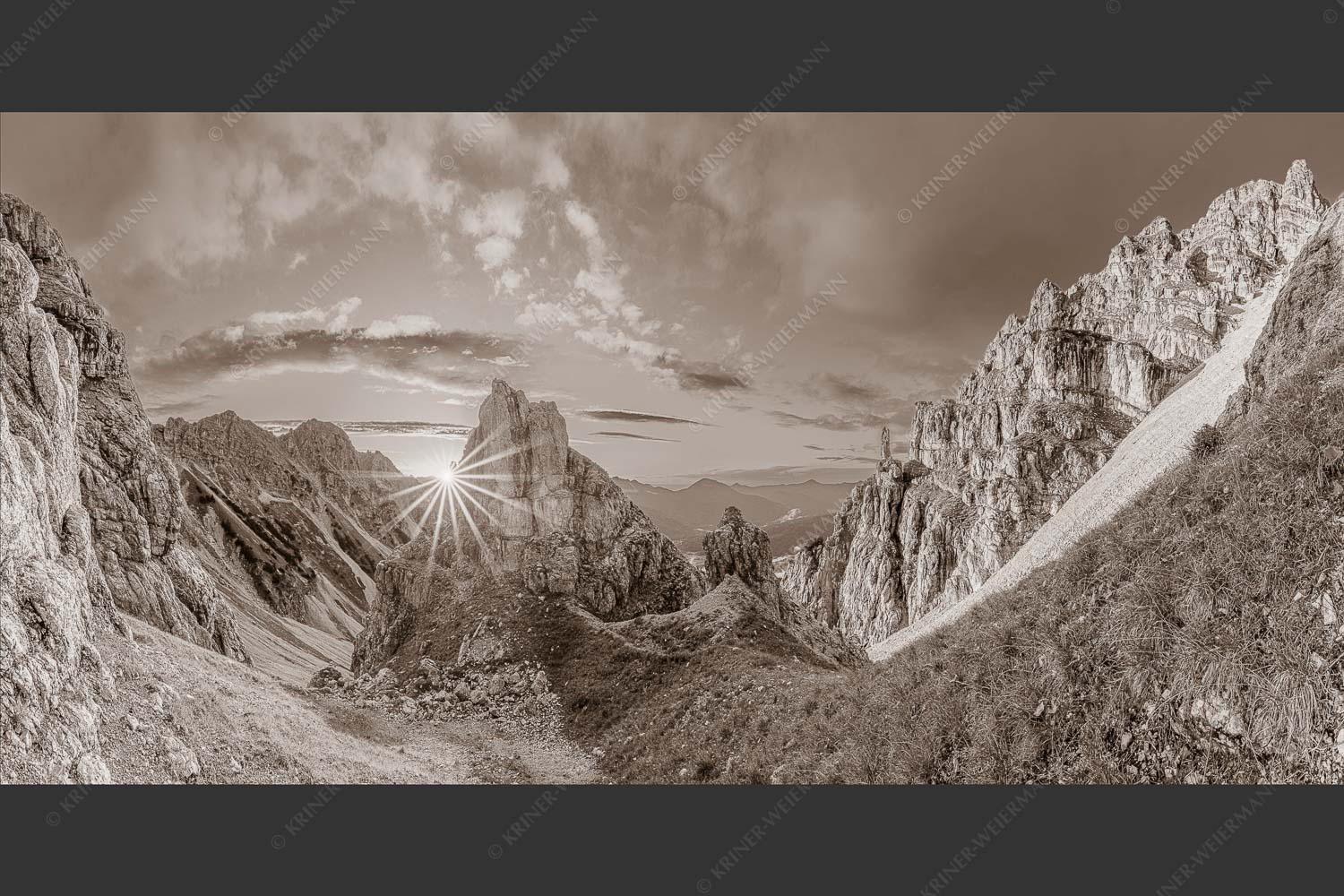 Letzte Sonnenstrahlen im Bereich der Schöttlkarspitze - Leuchttürme 2:1 sepia -- Sonnenuntergang im Soierngebirge - mehr Infos bei www.Kriner-Weiermann.de