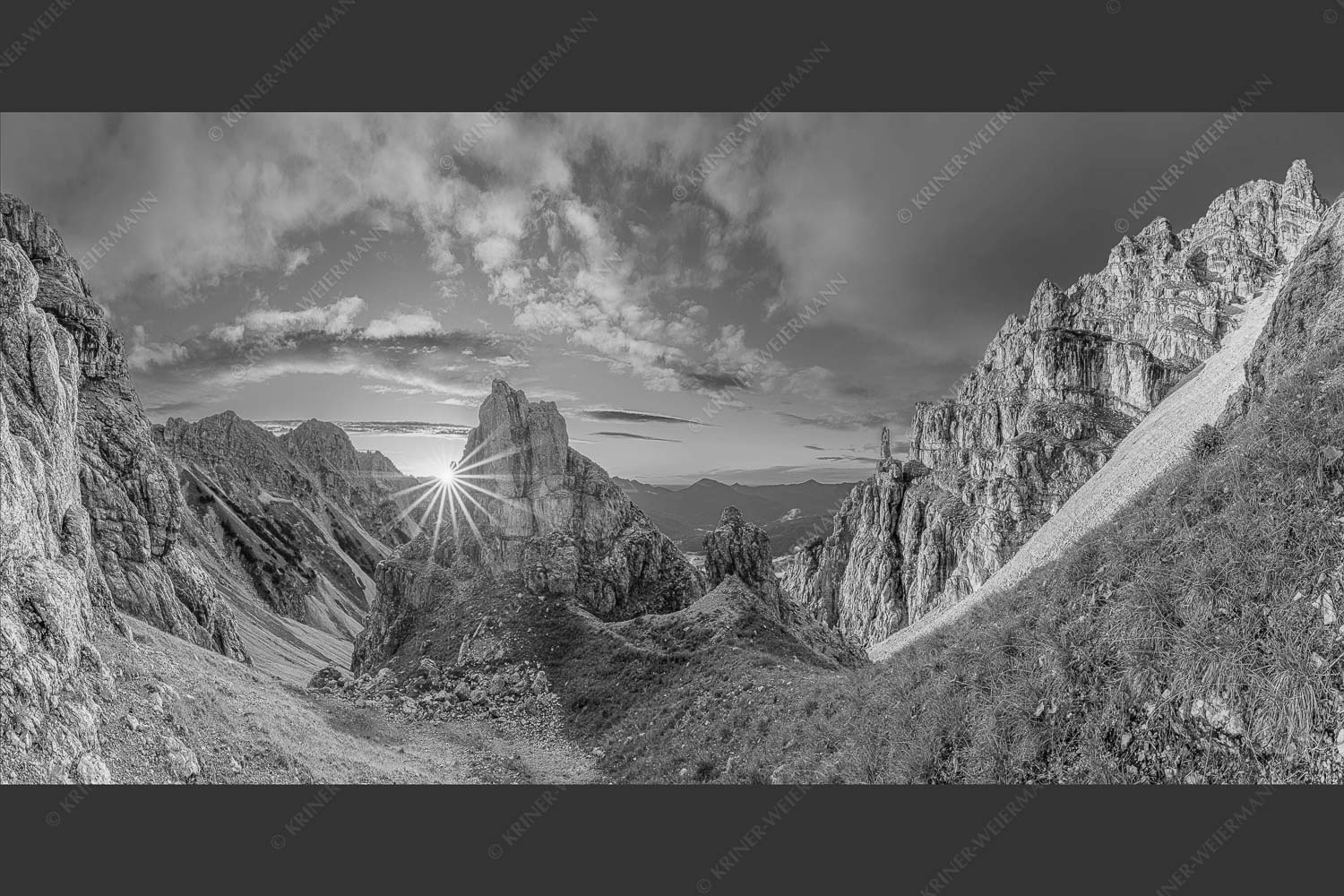 Letzte Sonnenstrahlen im Bereich der Schöttlkarspitze - Leuchttürme 2:1 sw -- Sonnenuntergang im Soierngebirge - mehr Infos bei www.Kriner-Weiermann.de