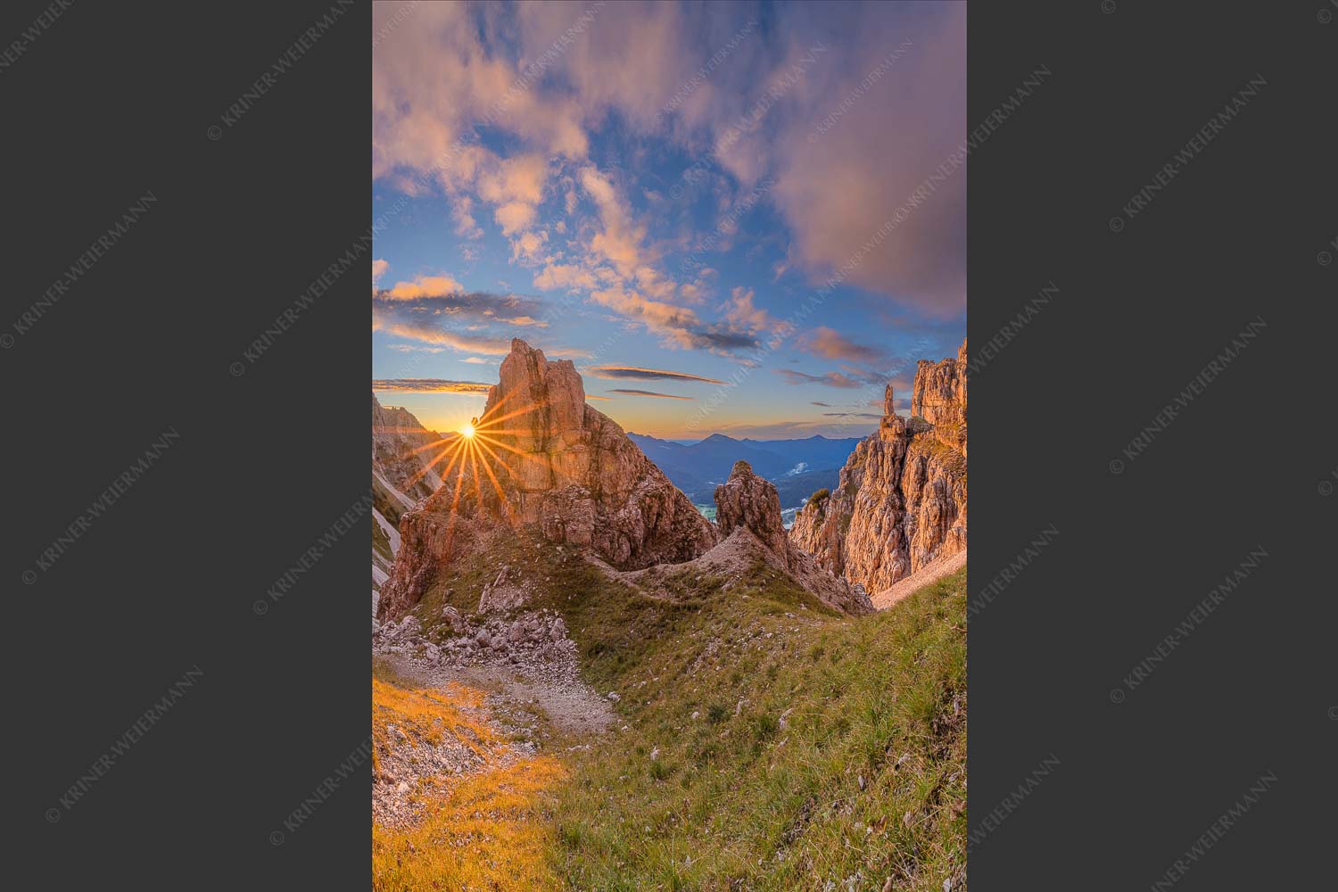 Letzte Sonnenstrahlen im Bereich der Schöttlkarspitze - Leuchttürme 2:3  -- Sonnenuntergang im Soierngebirge - mehr Infos bei www.Kriner-Weiermann.de