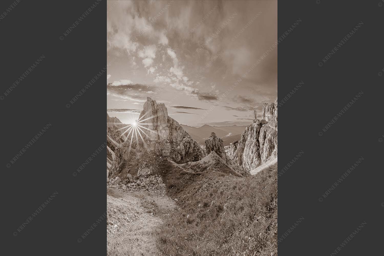 Letzte Sonnenstrahlen im Bereich der Schöttlkarspitze - Leuchttürme 2:3 sepia -- Sonnenuntergang im Soierngebirge - mehr Infos bei www.Kriner-Weiermann.de