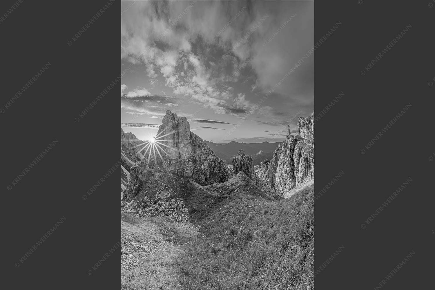 Letzte Sonnenstrahlen im Bereich der Schöttlkarspitze - Leuchttürme 2:3 sw -- Sonnenuntergang im Soierngebirge - mehr Infos bei www.Kriner-Weiermann.de