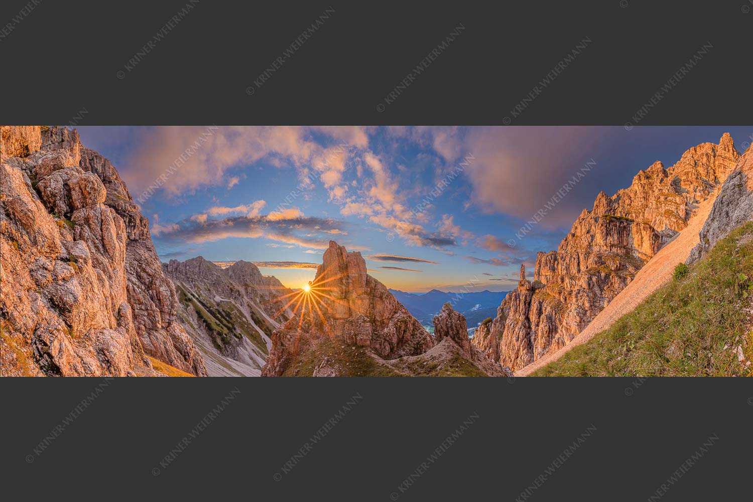 Letzte Sonnenstrahlen im Bereich der Schöttlkarspitze - Leuchttürme 3:1  -- Sonnenuntergang im Soierngebirge - mehr Infos bei www.Kriner-Weiermann.de