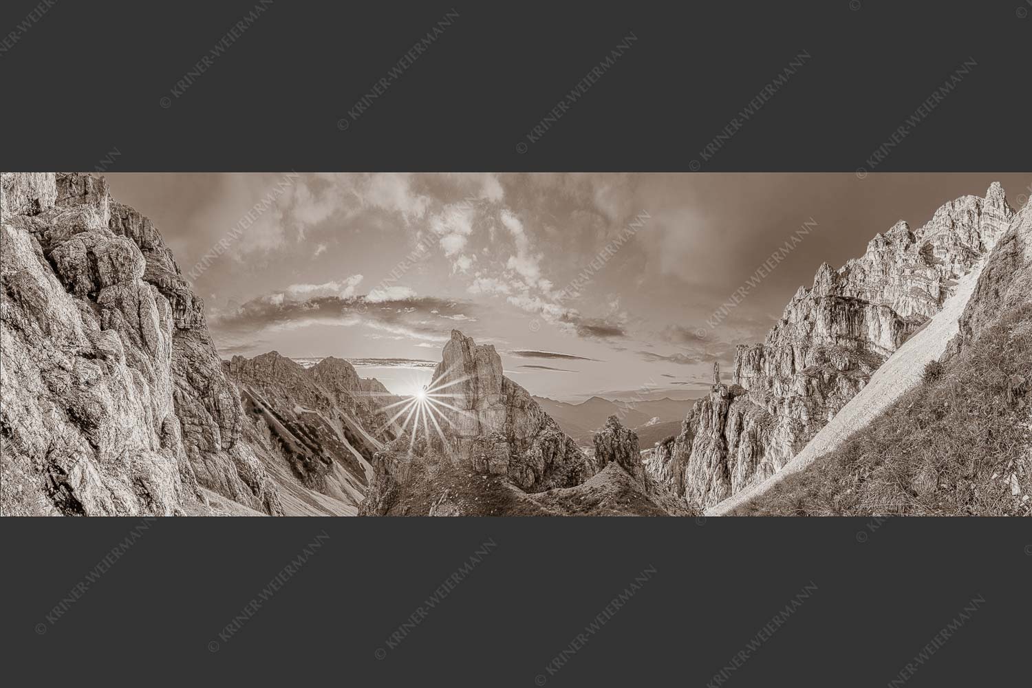 Letzte Sonnenstrahlen im Bereich der Schöttlkarspitze - Leuchttürme 3:1 sepia -- Sonnenuntergang im Soierngebirge - mehr Infos bei www.Kriner-Weiermann.de