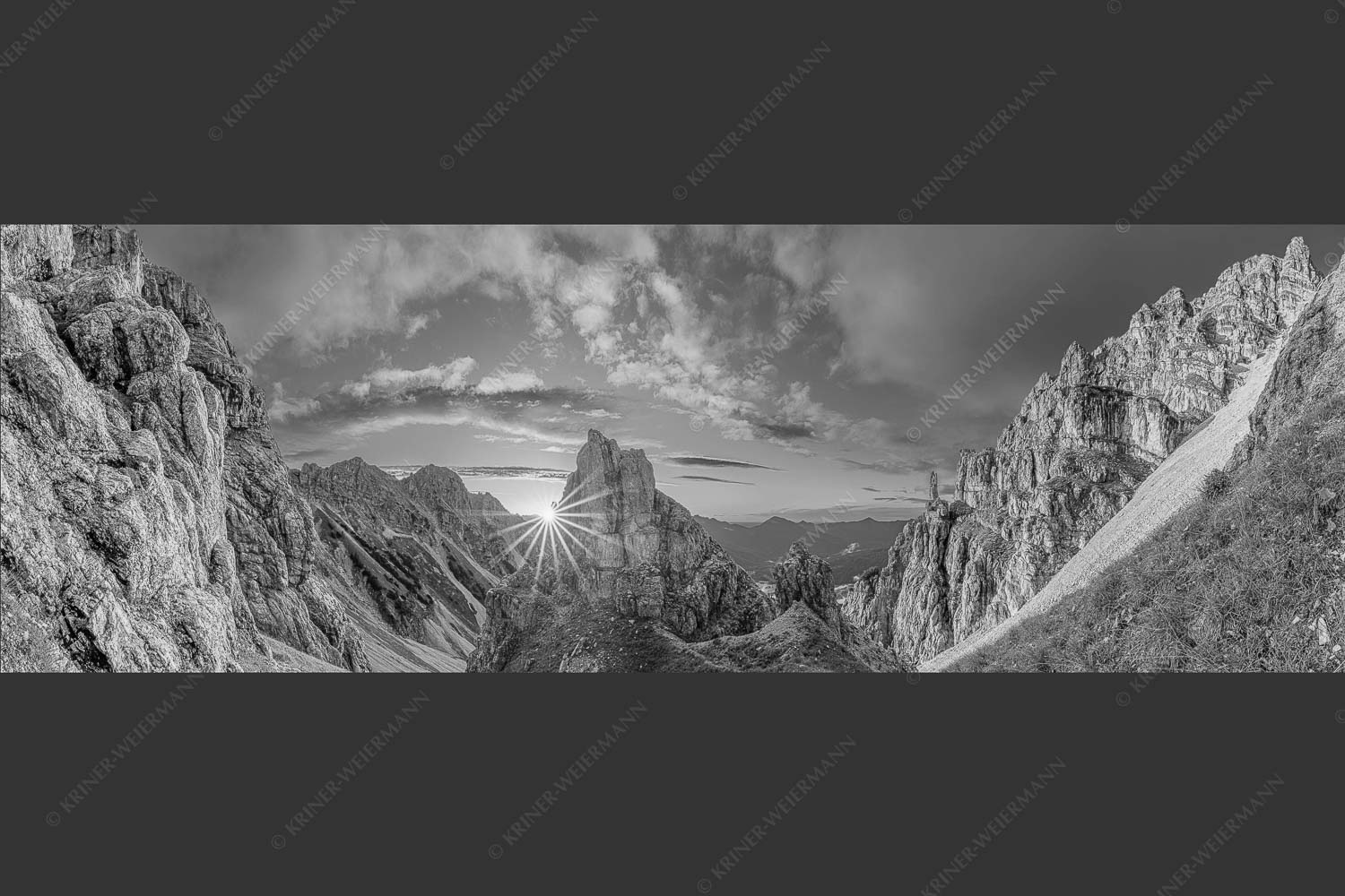 Letzte Sonnenstrahlen im Bereich der Schöttlkarspitze - Leuchttürme 3:1 sw -- Sonnenuntergang im Soierngebirge - mehr Infos bei www.Kriner-Weiermann.de