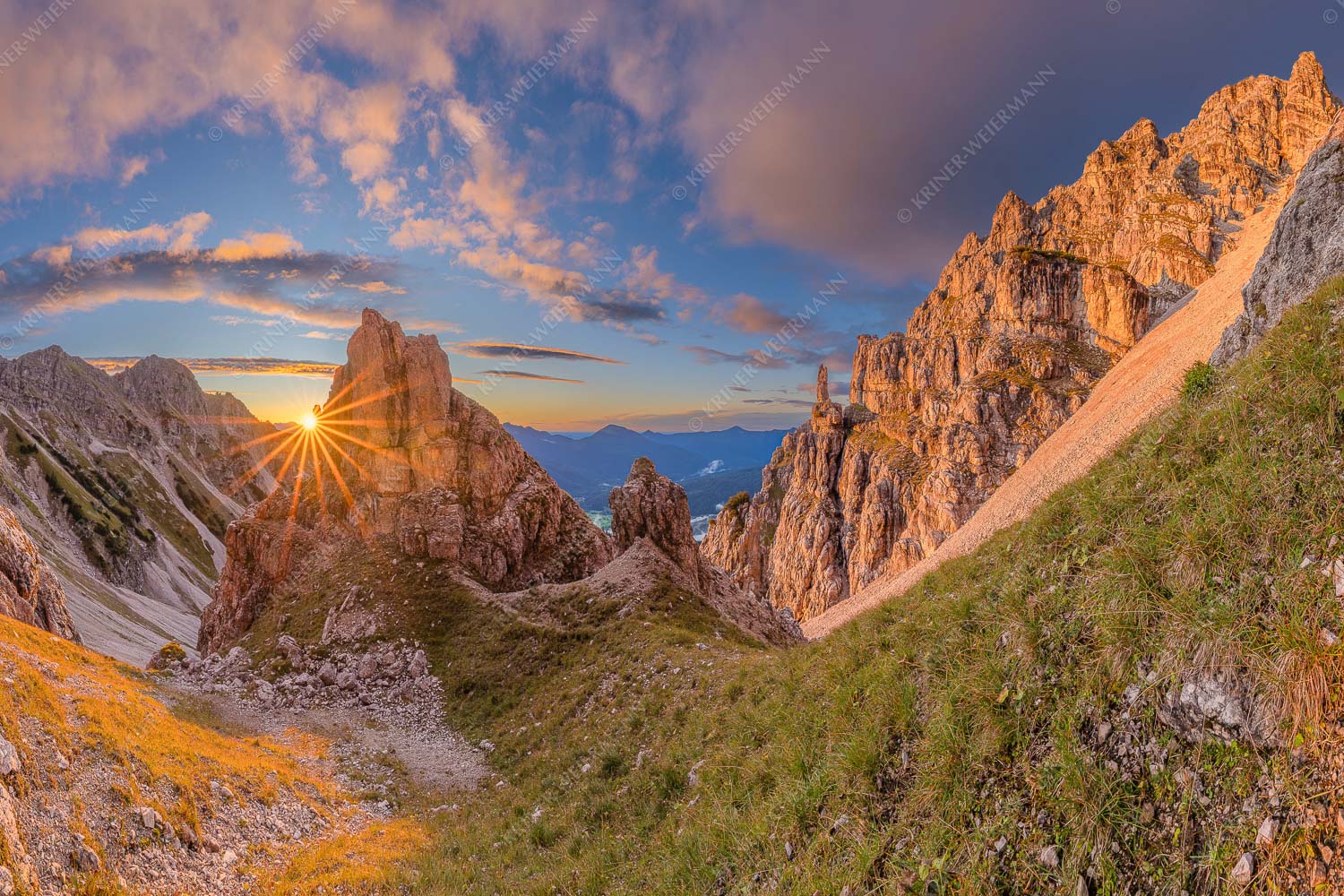 Letzte Sonnenstrahlen im Bereich der Schöttlkarspitze - Leuchttürme 3:2  -- Sonnenuntergang im Soierngebirge - mehr Infos bei www.Kriner-Weiermann.de