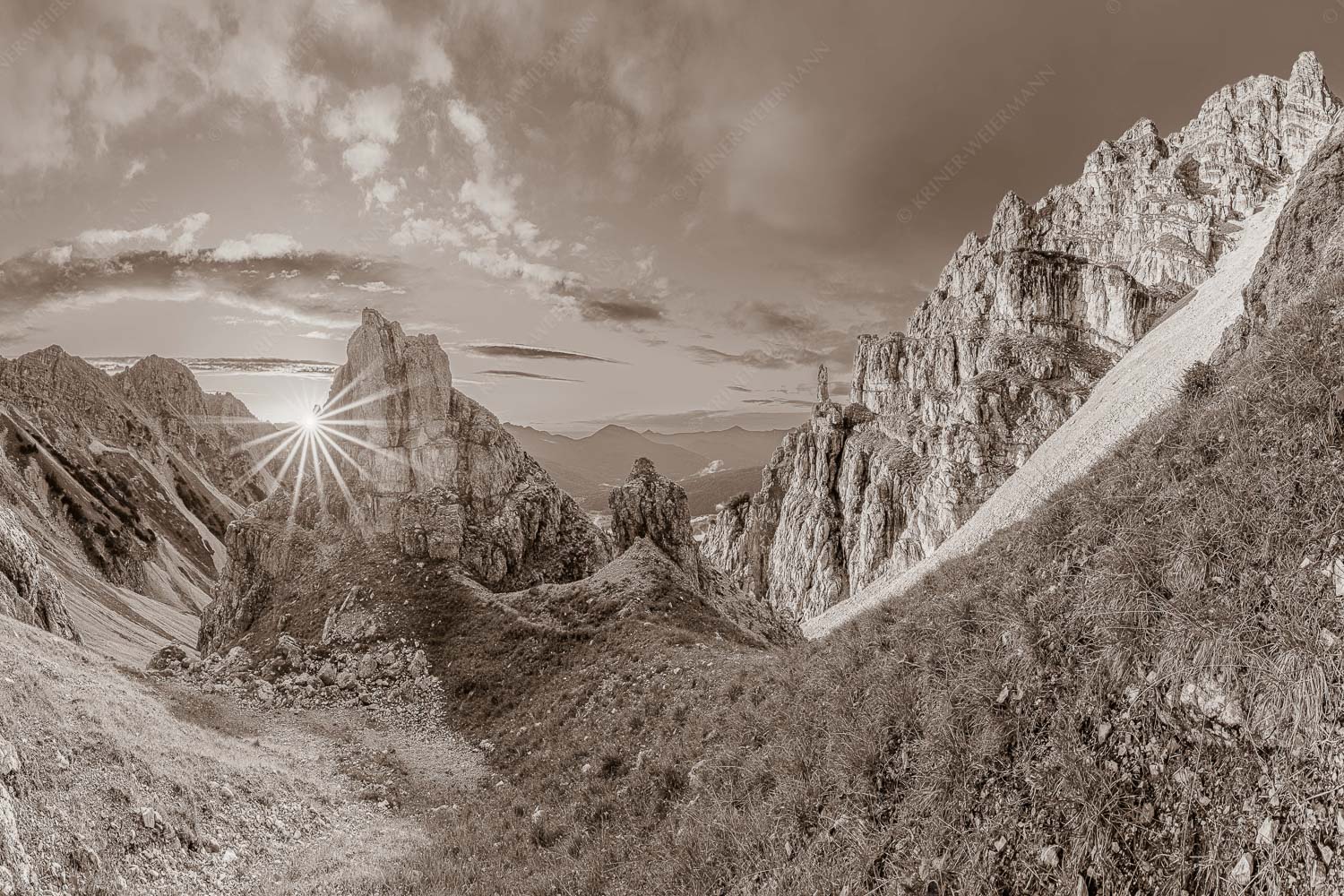 Letzte Sonnenstrahlen im Bereich der Schöttlkarspitze - Leuchttürme 3:2 sepia -- Sonnenuntergang im Soierngebirge - mehr Infos bei www.Kriner-Weiermann.de