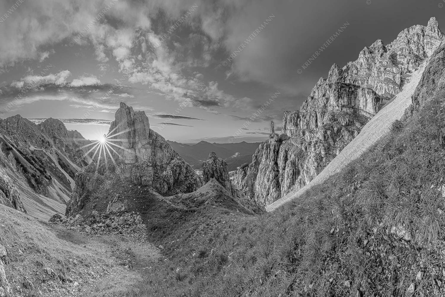 Letzte Sonnenstrahlen im Bereich der Schöttlkarspitze - Leuchttürme 3:2 sw -- Sonnenuntergang im Soierngebirge - mehr Infos bei www.Kriner-Weiermann.de
