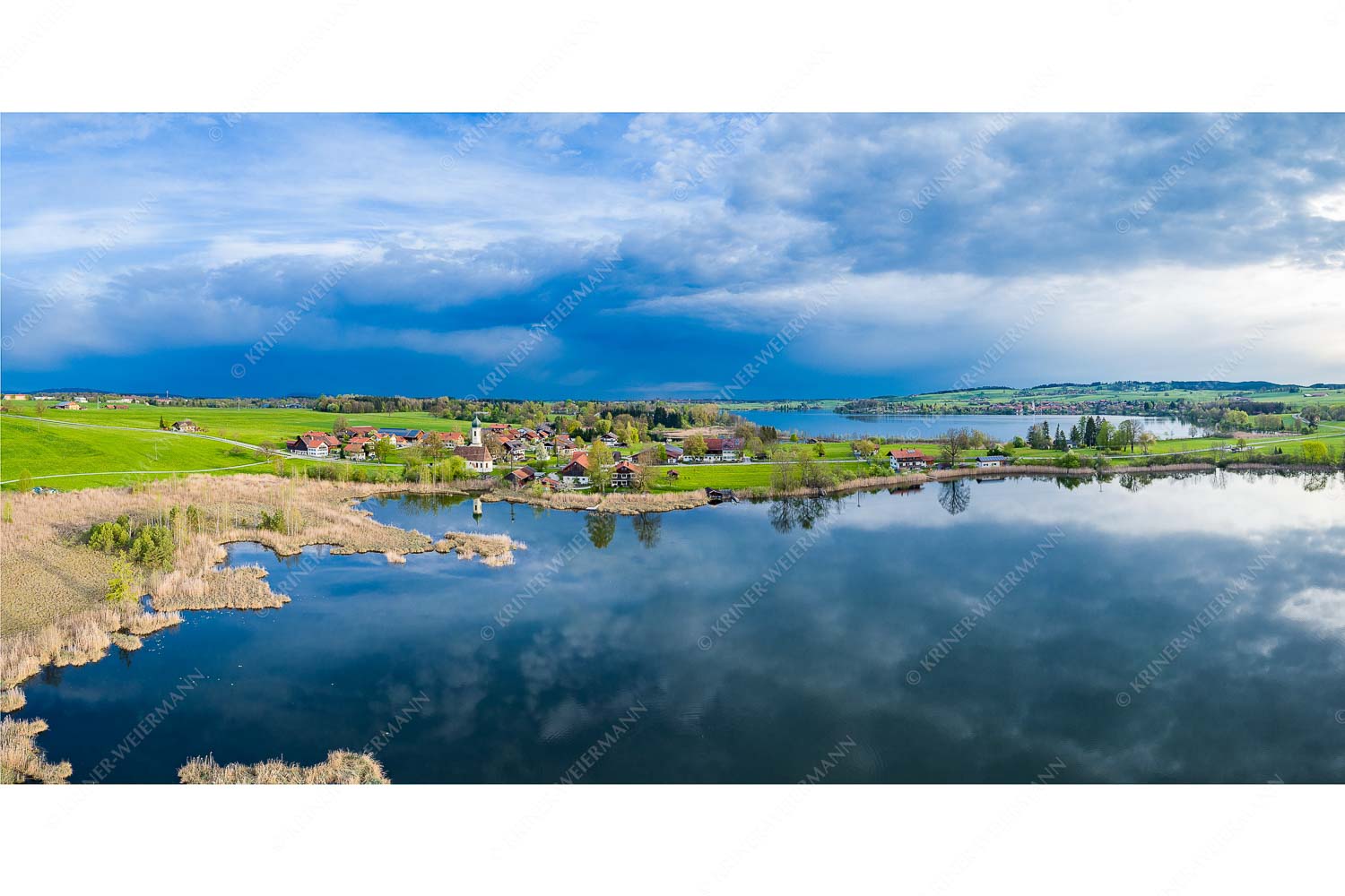 Blick über die Ortschaft Froschhausen mit Froschhauser See und Riegsee - Klein aber oho_2zu1 - mehr Infos bei www.Kriner-Weiermann.de