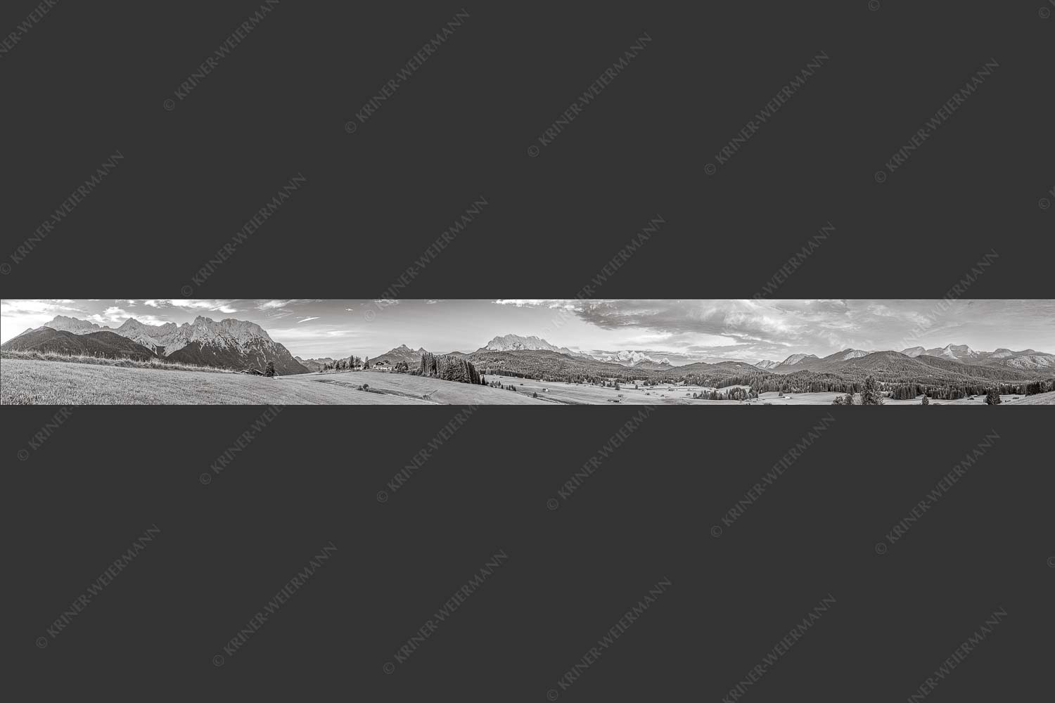 Erstes Sonnenlicht am Zugspitzmassiv - Wunderbares Werdenfels 10:1 sw -- Karwendel Wetterstein und Estergebirge - mehr Infos bei www.Kriner-Weiermann.de