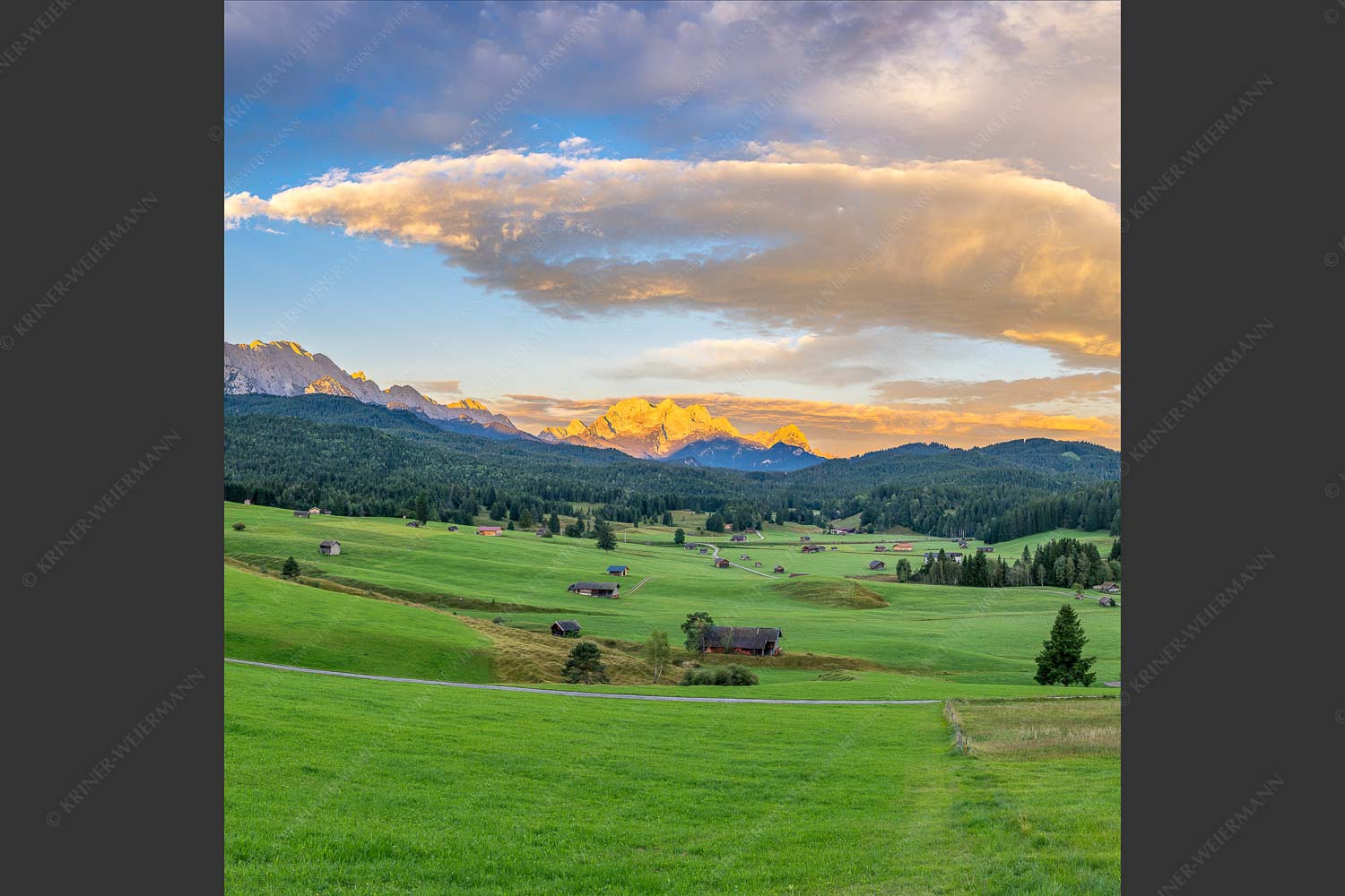 Erstes Sonnenlicht am Zugspitzmassiv - Wunderbares Werdenfels 1:1  -- Karwendel Wetterstein und Estergebirge - mehr Infos bei www.Kriner-Weiermann.de