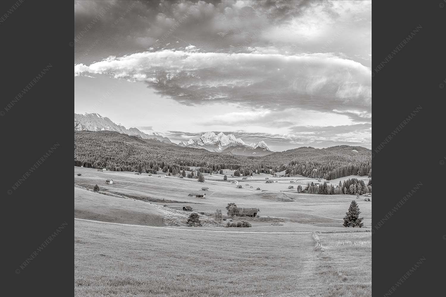 Erstes Sonnenlicht am Zugspitzmassiv - Wunderbares Werdenfels 1:1 sw -- Karwendel Wetterstein und Estergebirge - mehr Infos bei www.Kriner-Weiermann.de