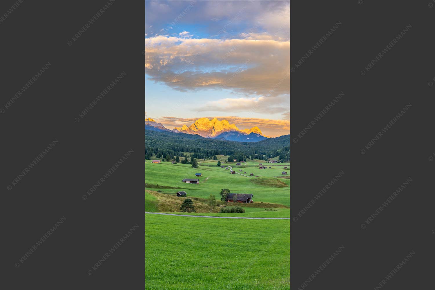 Erstes Sonnenlicht am Zugspitzmassiv - Wunderbares Werdenfels 1:2  -- Karwendel Wetterstein und Estergebirge - mehr Infos bei www.Kriner-Weiermann.de