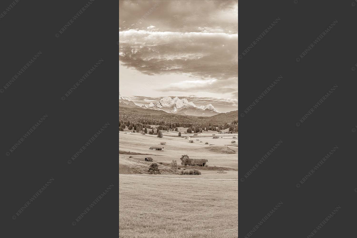 Erstes Sonnenlicht am Zugspitzmassiv - Wunderbares Werdenfels 1:2 sepia -- Karwendel Wetterstein und Estergebirge - mehr Infos bei www.Kriner-Weiermann.de