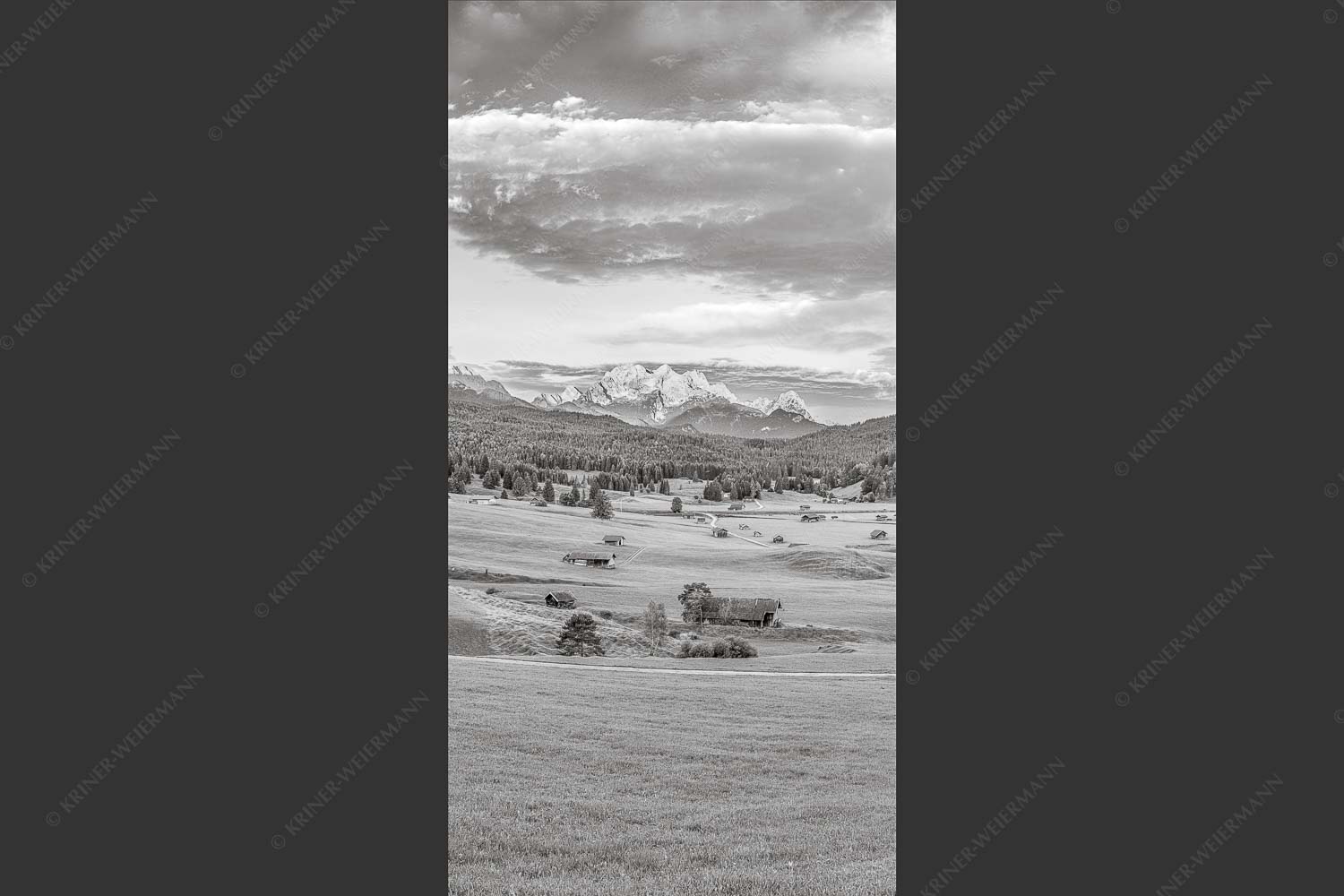 Erstes Sonnenlicht am Zugspitzmassiv - Wunderbares Werdenfels 1:2 sw -- Karwendel Wetterstein und Estergebirge - mehr Infos bei www.Kriner-Weiermann.de