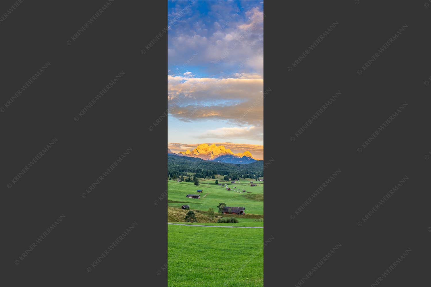 Erstes Sonnenlicht am Zugspitzmassiv - Wunderbares Werdenfels 1:3  -- Karwendel Wetterstein und Estergebirge - mehr Infos bei www.Kriner-Weiermann.de