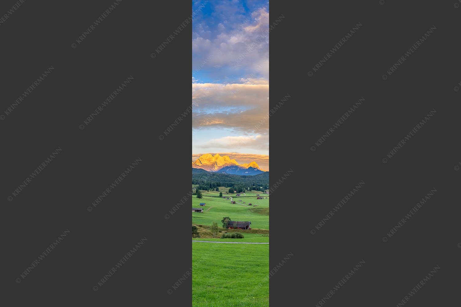 Erstes Sonnenlicht am Zugspitzmassiv - Wunderbares Werdenfels 1:4  -- Karwendel Wetterstein und Estergebirge - mehr Infos bei www.Kriner-Weiermann.de