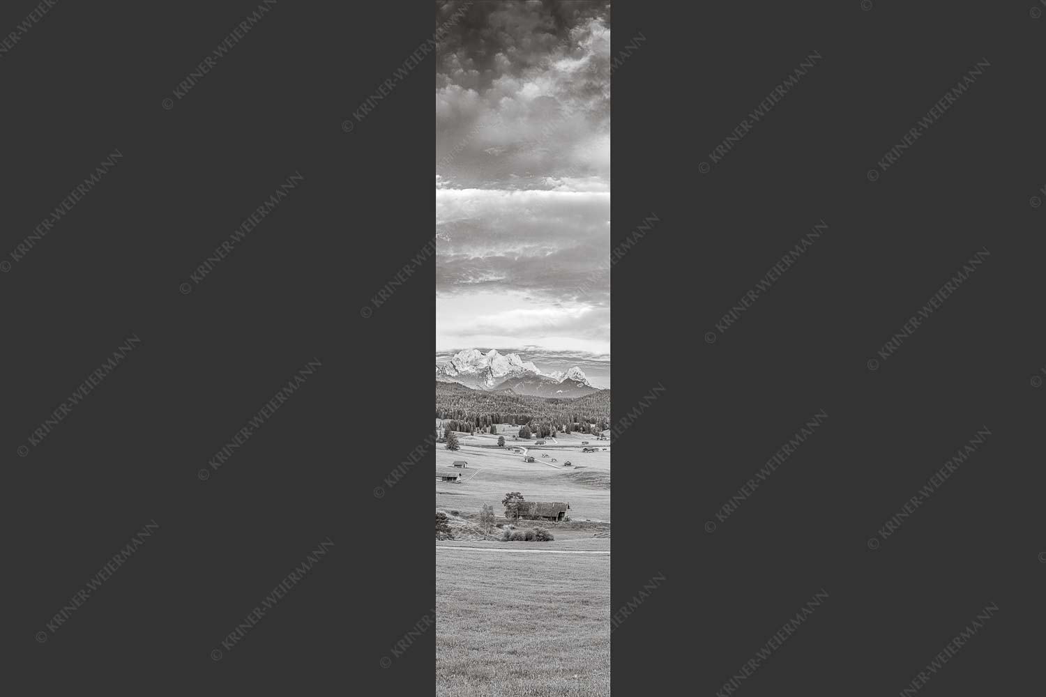 Erstes Sonnenlicht am Zugspitzmassiv - Wunderbares Werdenfels 1:4 sw -- Karwendel Wetterstein und Estergebirge - mehr Infos bei www.Kriner-Weiermann.de