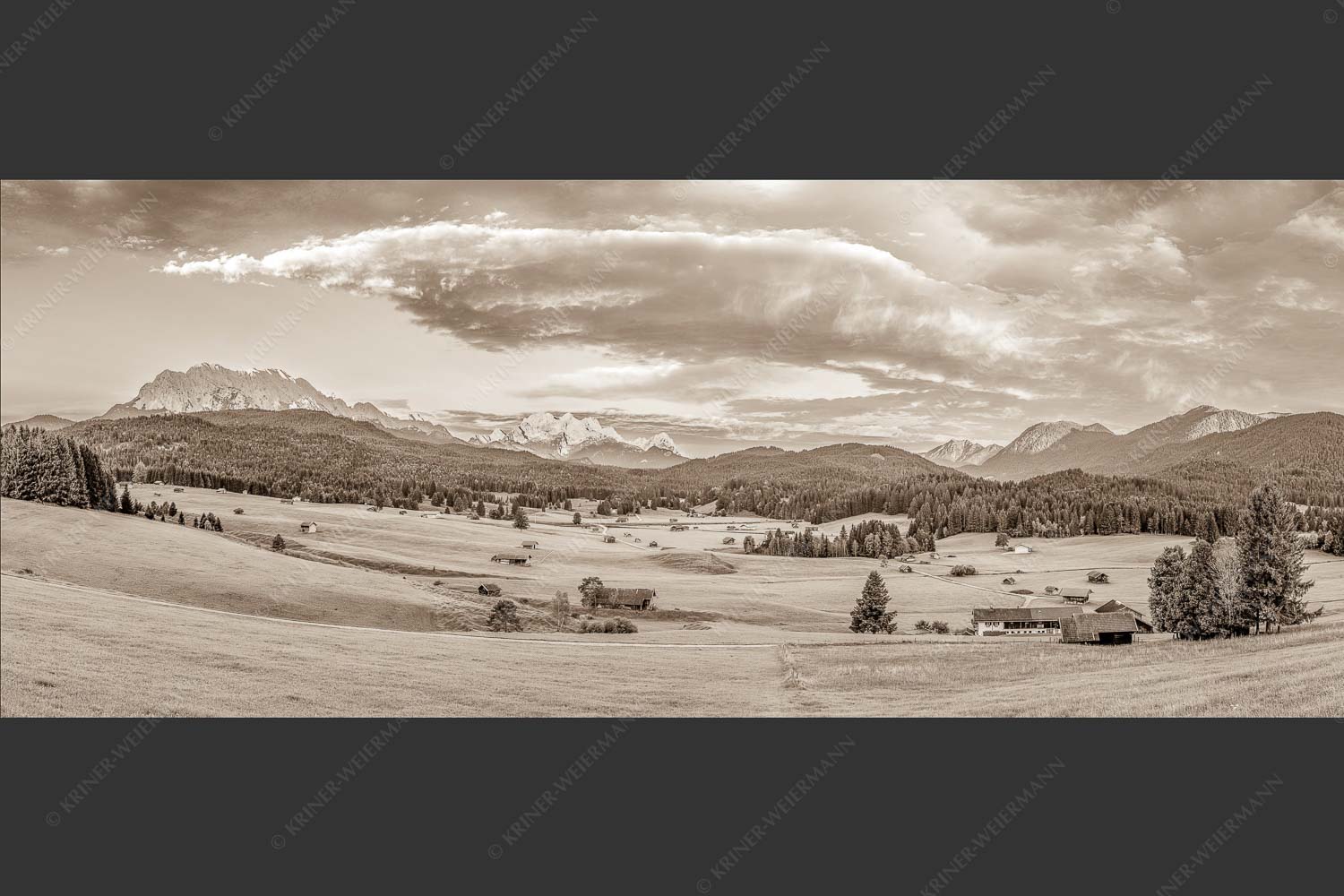 Erstes Sonnenlicht am Zugspitzmassiv - Wunderbares Werdenfels 2,5:1 sepia -- Karwendel Wetterstein und Estergebirge - mehr Infos bei www.Kriner-Weiermann.de