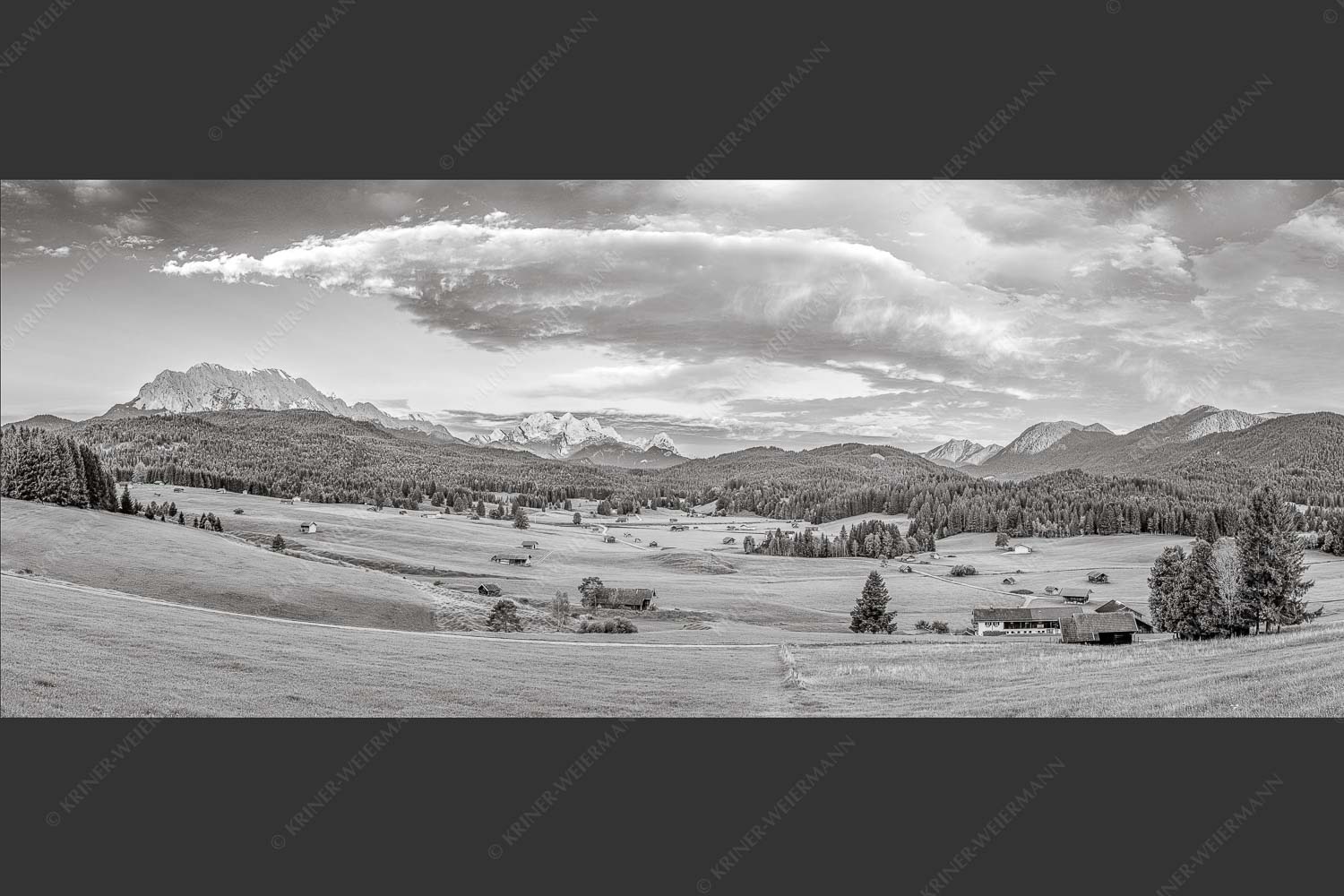 Erstes Sonnenlicht am Zugspitzmassiv - Wunderbares Werdenfels 2,5:1 sw -- Karwendel Wetterstein und Estergebirge - mehr Infos bei www.Kriner-Weiermann.de