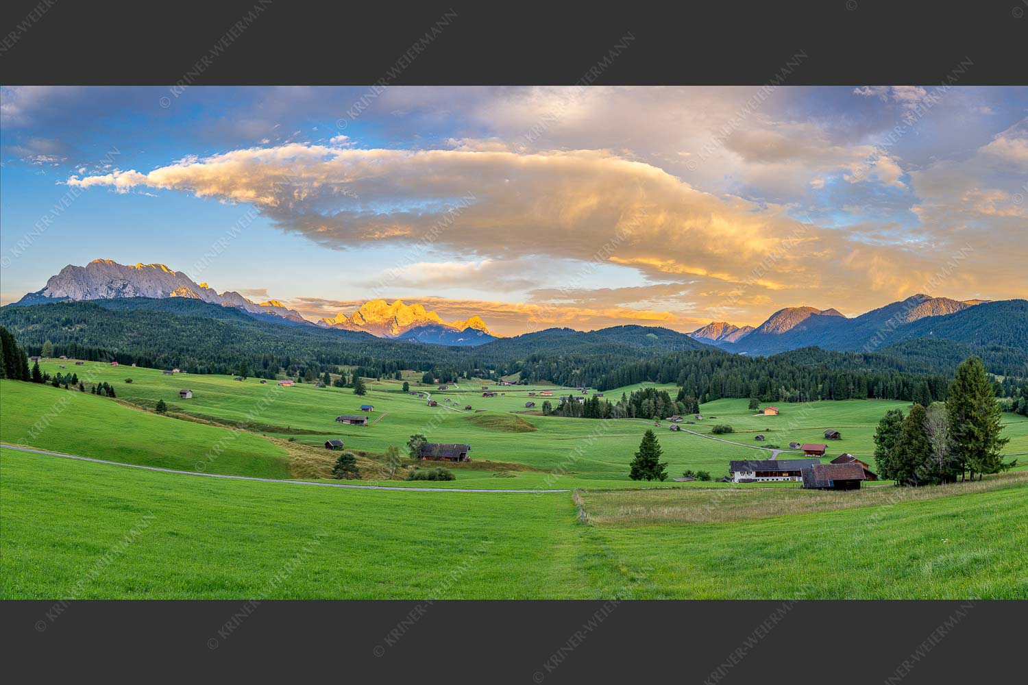 Erstes Sonnenlicht am Zugspitzmassiv - Wunderbares Werdenfels 2:1  -- Karwendel Wetterstein und Estergebirge - mehr Infos bei www.Kriner-Weiermann.de
