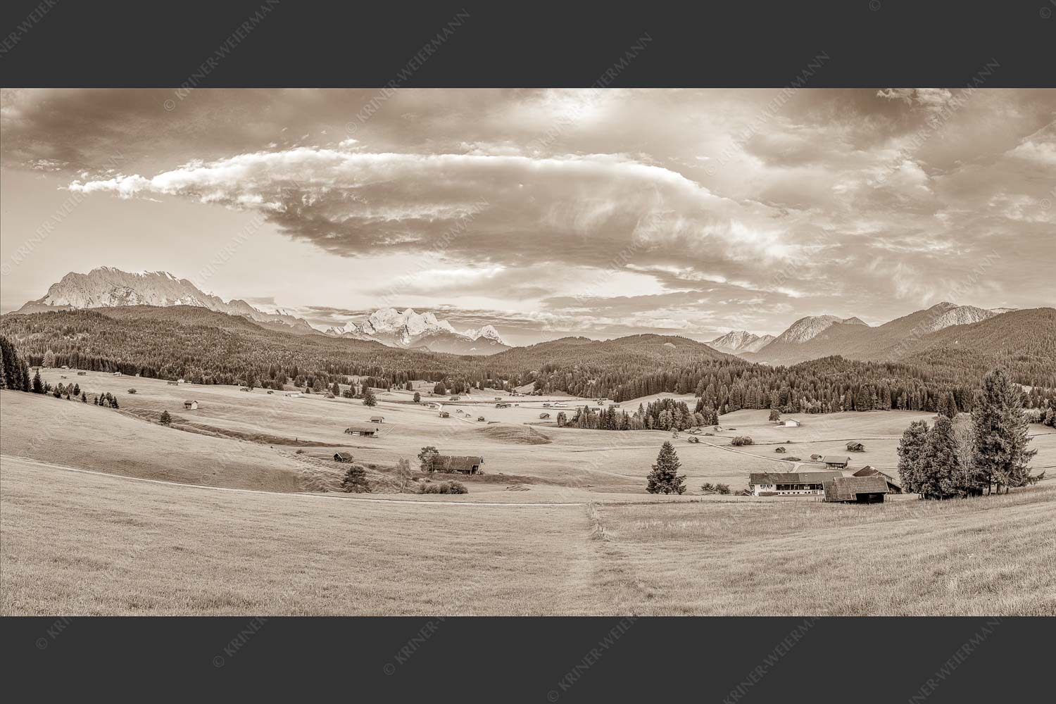 Erstes Sonnenlicht am Zugspitzmassiv - Wunderbares Werdenfels 2:1 sepia -- Karwendel Wetterstein und Estergebirge - mehr Infos bei www.Kriner-Weiermann.de