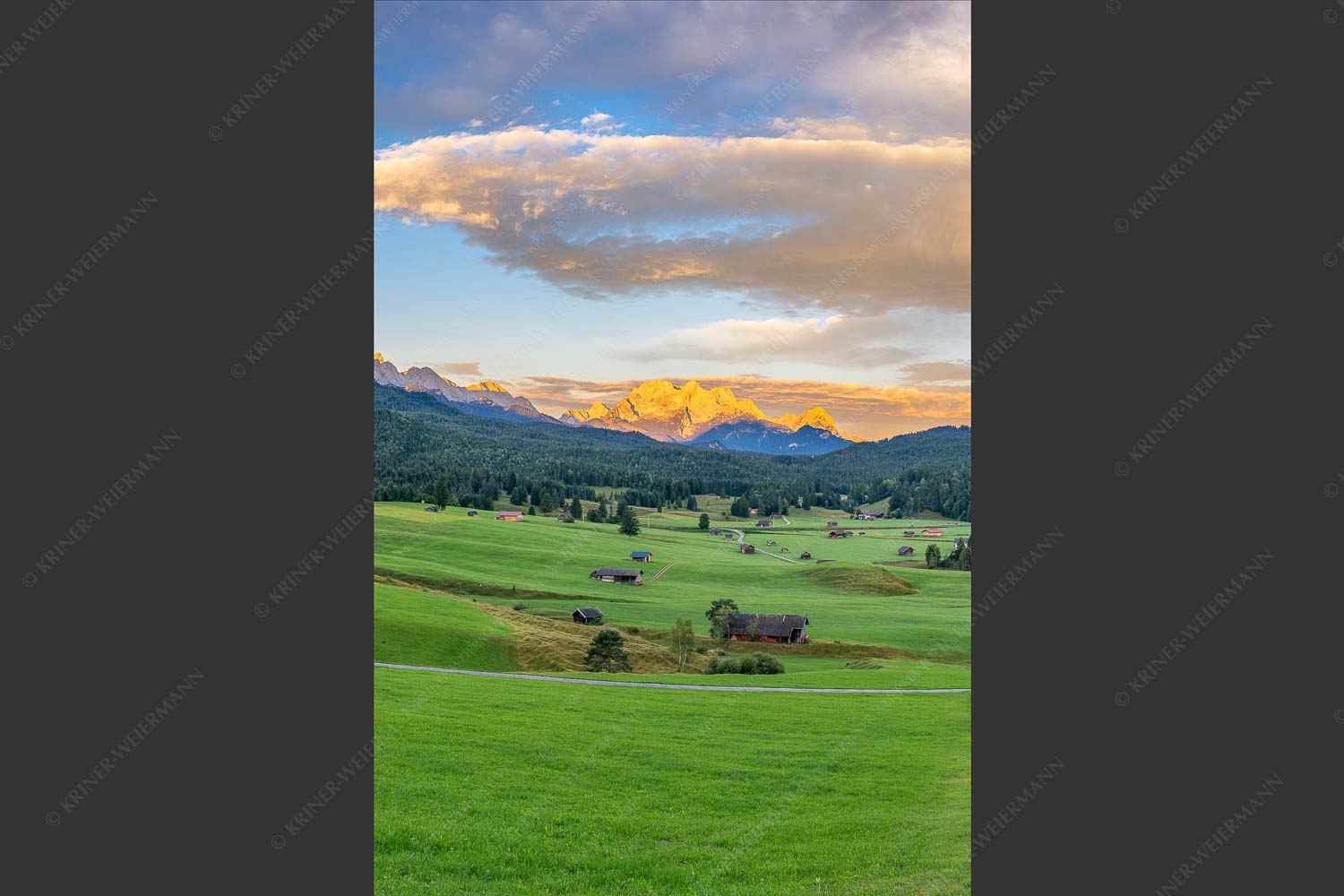 Erstes Sonnenlicht am Zugspitzmassiv - Wunderbares Werdenfels 2:3  -- Karwendel Wetterstein und Estergebirge - mehr Infos bei www.Kriner-Weiermann.de