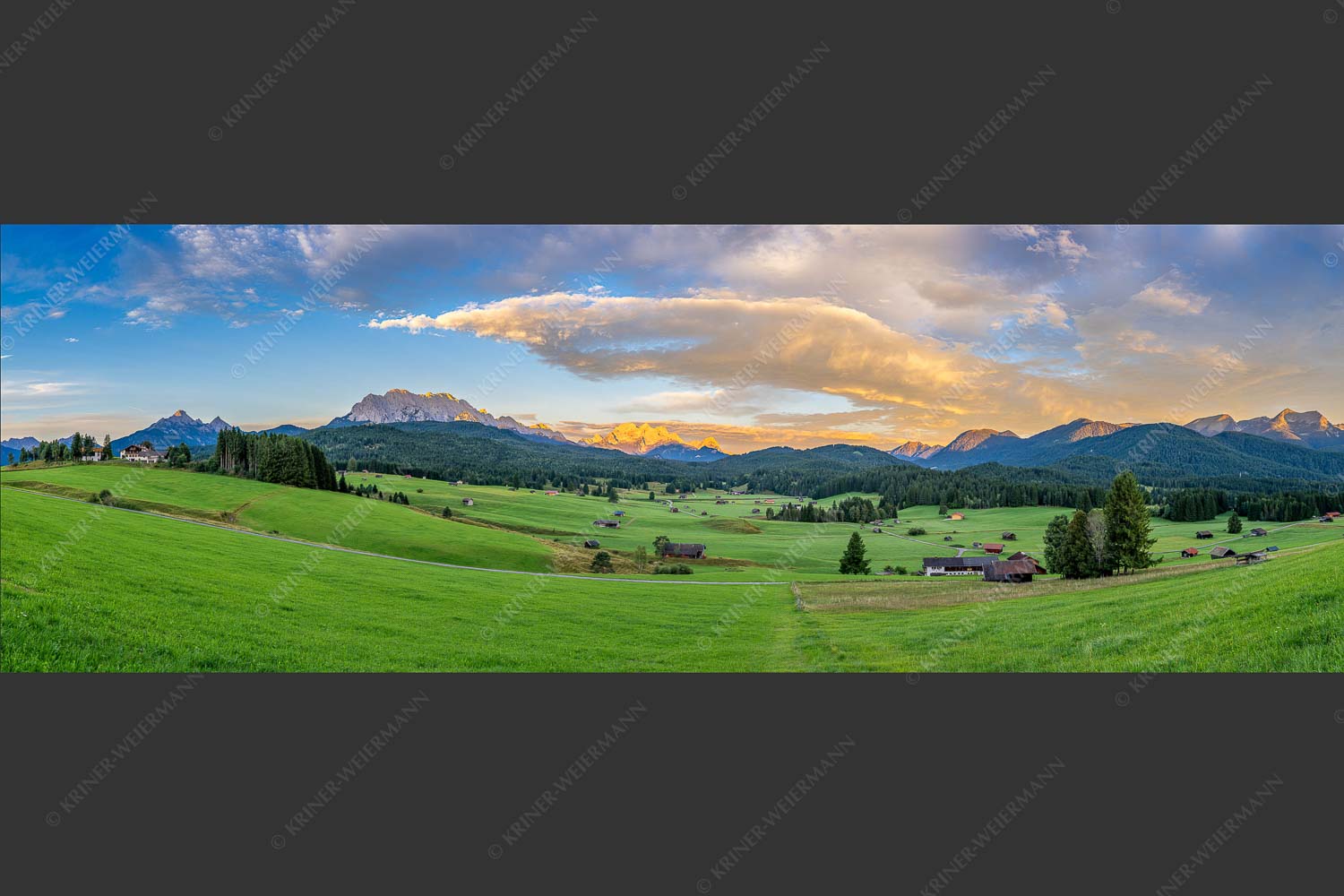 Erstes Sonnenlicht am Zugspitzmassiv - Wunderbares Werdenfels 3:1  -- Karwendel Wetterstein und Estergebirge - mehr Infos bei www.Kriner-Weiermann.de