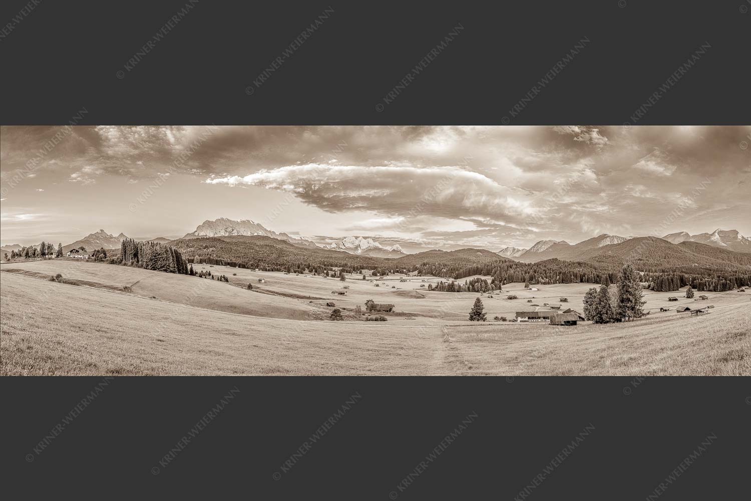 Erstes Sonnenlicht am Zugspitzmassiv - Wunderbares Werdenfels 3:1 sepia -- Karwendel Wetterstein und Estergebirge - mehr Infos bei www.Kriner-Weiermann.de