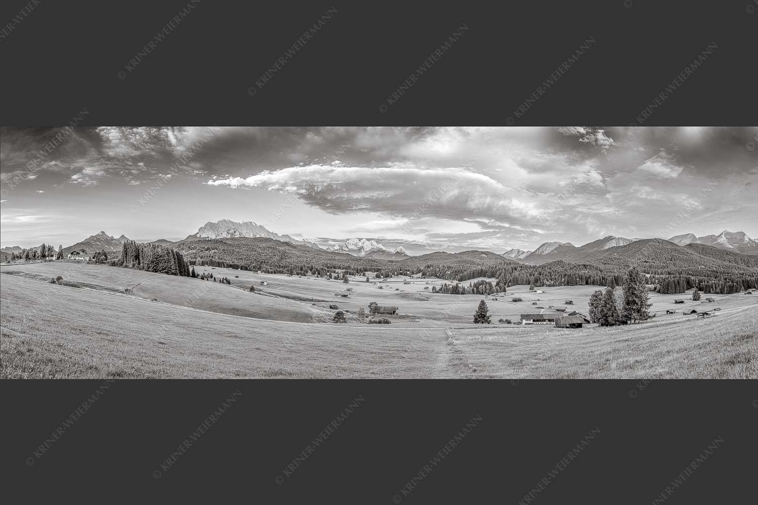 Erstes Sonnenlicht am Zugspitzmassiv - Wunderbares Werdenfels 3:1 sw -- Karwendel Wetterstein und Estergebirge - mehr Infos bei www.Kriner-Weiermann.de