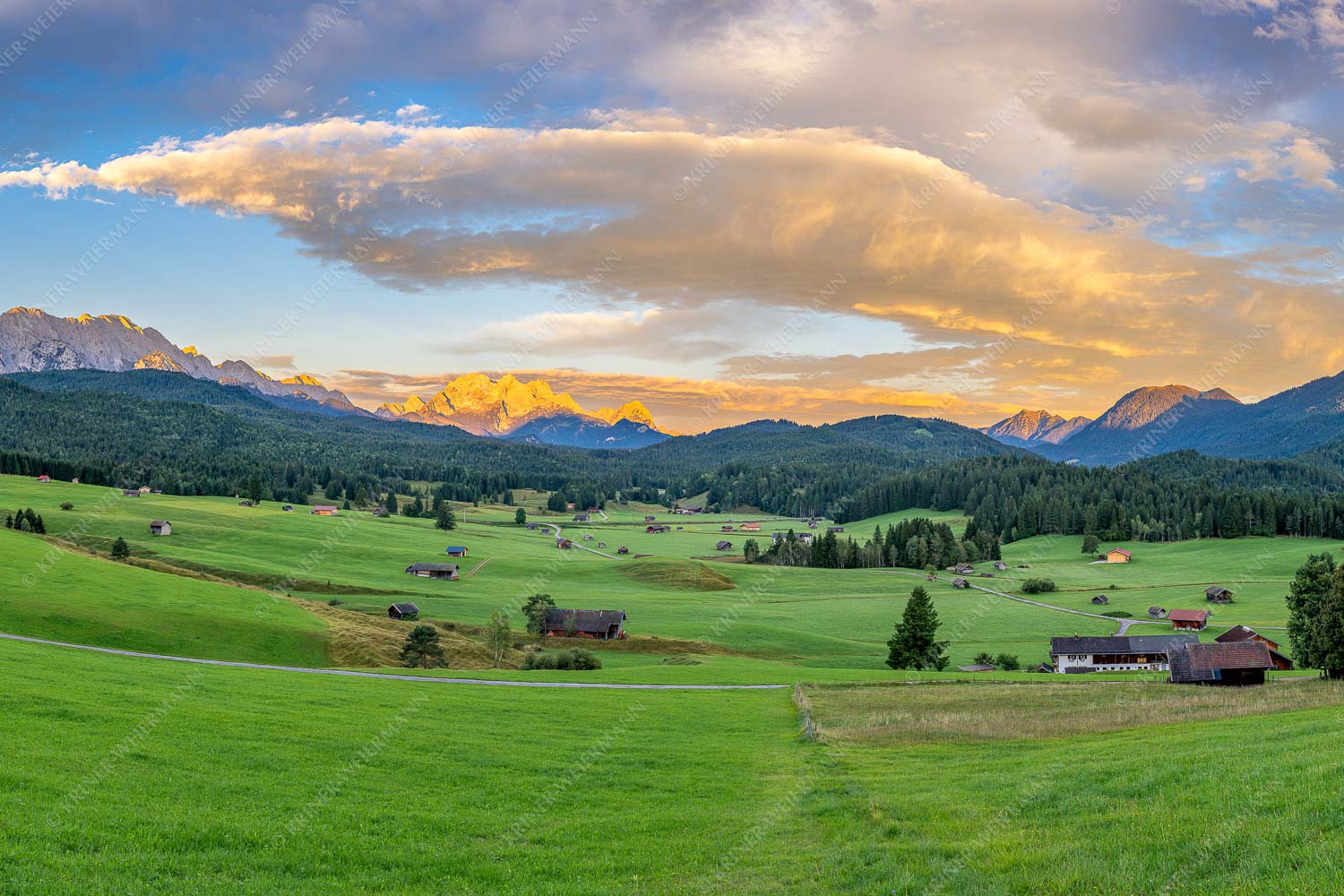 Erstes Sonnenlicht am Zugspitzmassiv - Wunderbares Werdenfels 3:2  -- Karwendel Wetterstein und Estergebirge - mehr Infos bei www.Kriner-Weiermann.de