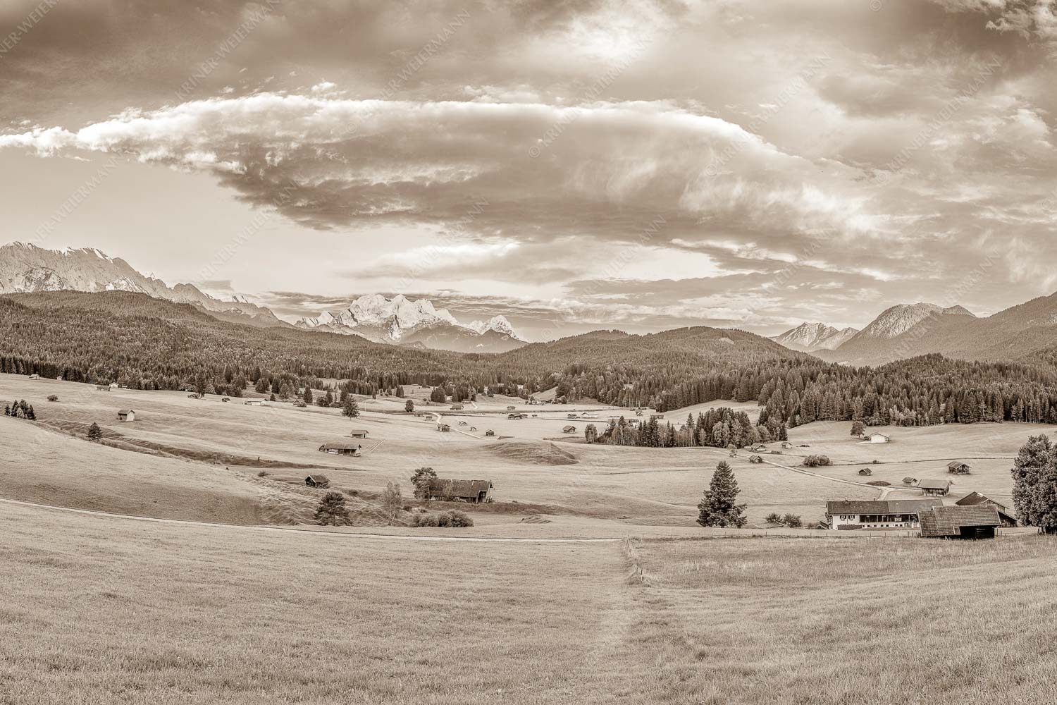 Erstes Sonnenlicht am Zugspitzmassiv - Wunderbares Werdenfels 3:2 sepia -- Karwendel Wetterstein und Estergebirge - mehr Infos bei www.Kriner-Weiermann.de
