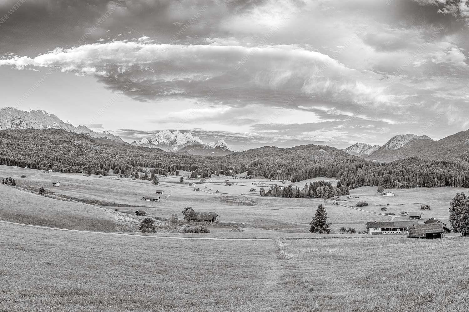 Erstes Sonnenlicht am Zugspitzmassiv - Wunderbares Werdenfels 3:2 sw -- Karwendel Wetterstein und Estergebirge - mehr Infos bei www.Kriner-Weiermann.de