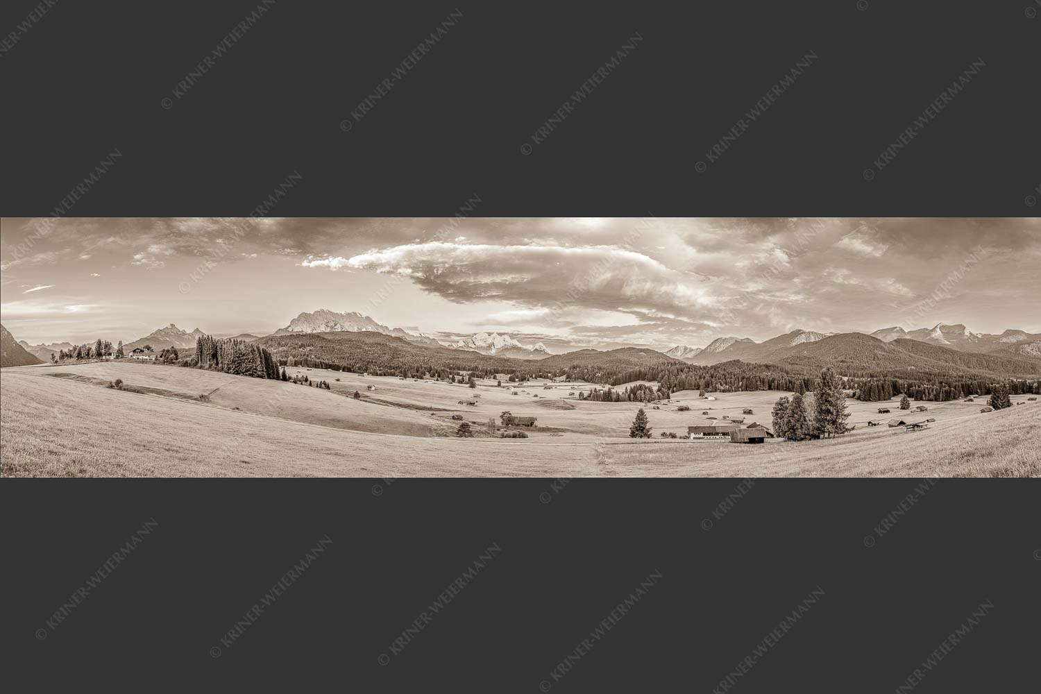 Erstes Sonnenlicht am Zugspitzmassiv - Wunderbares Werdenfels 4:1 sepia -- Karwendel Wetterstein und Estergebirge - mehr Infos bei www.Kriner-Weiermann.de