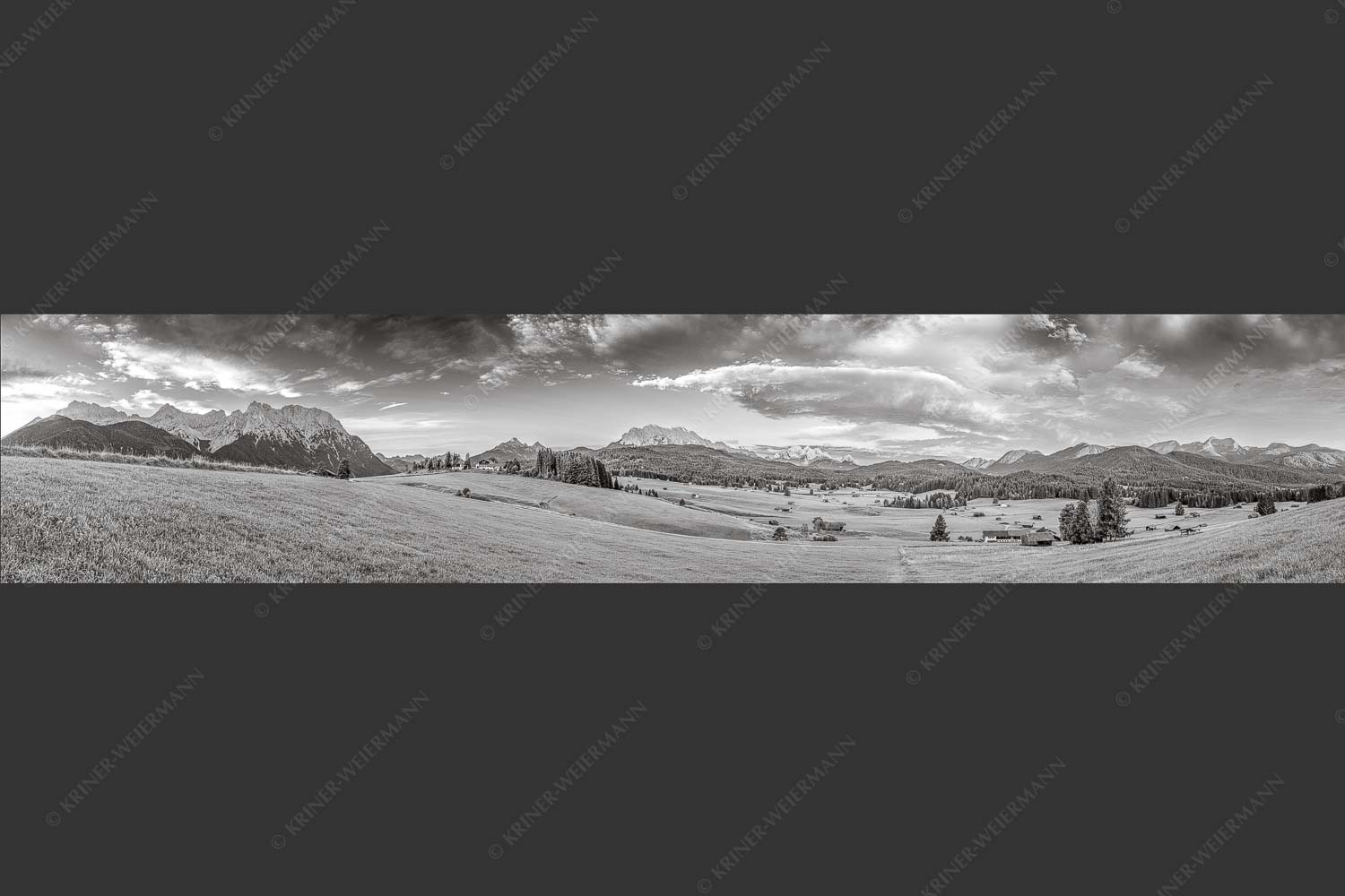 Erstes Sonnenlicht am Zugspitzmassiv - Wunderbares Werdenfels 5:1 sw -- Karwendel Wetterstein und Estergebirge - mehr Infos bei www.Kriner-Weiermann.de